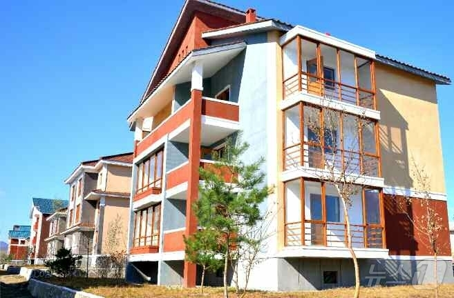 (평양 노동신문=뉴스1) = 북한 노동당 기관지 노동신문은 26일 "경원군 성내농장에서 살림집 입사모임이 진행됐다"고 보도했다. [국내에서만 사용가능. 재배포 금지. DB 금지. …