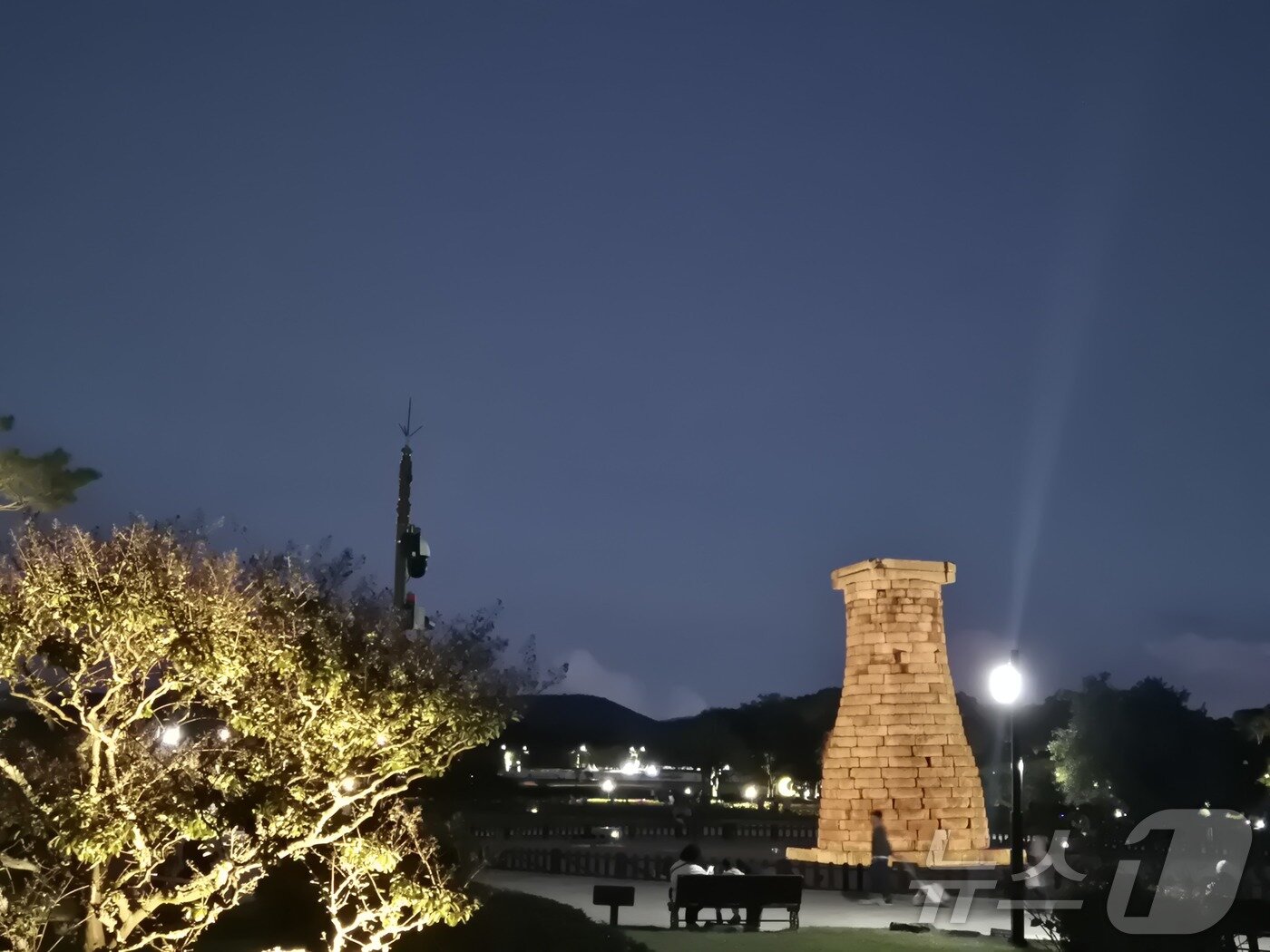 본문 이미지 - 오는 27일부터 11월 1일까지 열리는 ‘2025 아시아태평양경제협력체&#40;APEC&#41; 정상회의’를 앞두고, 세계유산 경주역사유적지구에 첨성대 일원은 문화예술 첨담기술이 융합된 축제장으로 변모했다. ⓒ News1 김대벽기자