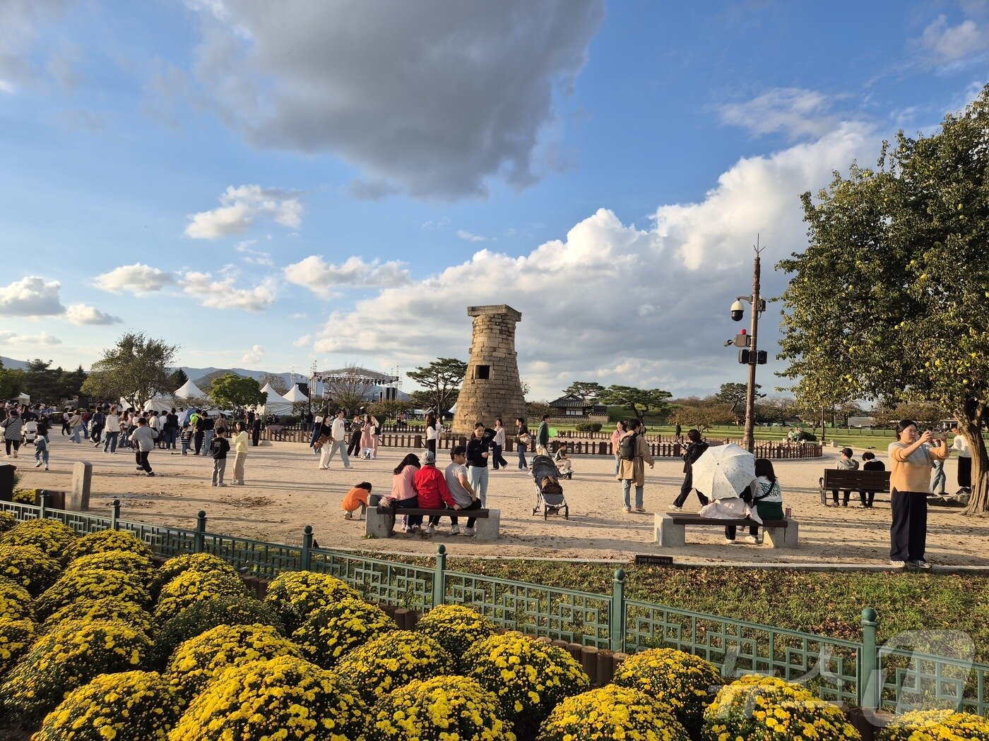 본문 이미지 - 2025 APEC 정상회의를 앞둔 26일 경주시 세계유산 경주역사유적지구에 첨성대 일원이 관광객으로 붐비고 있다. 2025.10.26/뉴스1 ⓒ News1 김대벽기자