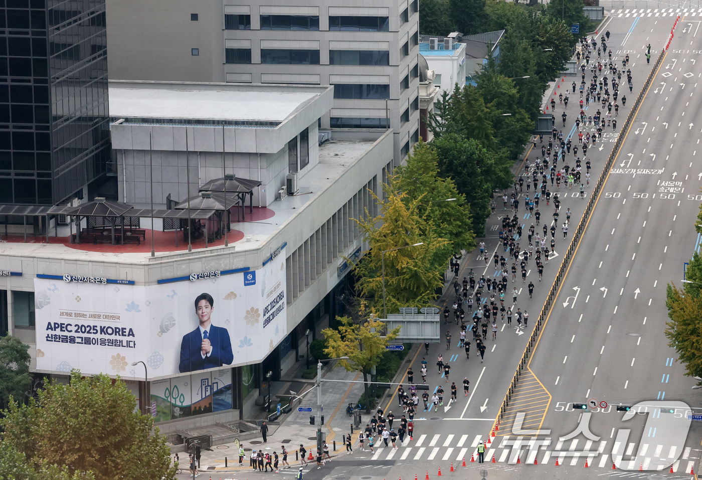 (서울=뉴스1) 박세연 기자 = 26일 서울 중구 남대문로에서 '2025 아시아 오픈 마라톤' 참가자들이 힘차게 달리고 있다.이번대회는 광화문광장을 출발해 하프와 10km 두부문으 …