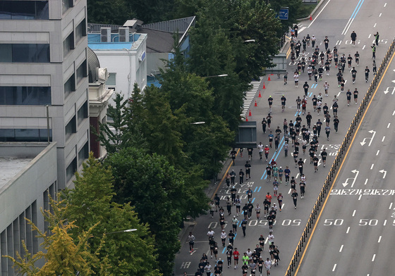 서울 도심 달리는 마라톤 참가자들