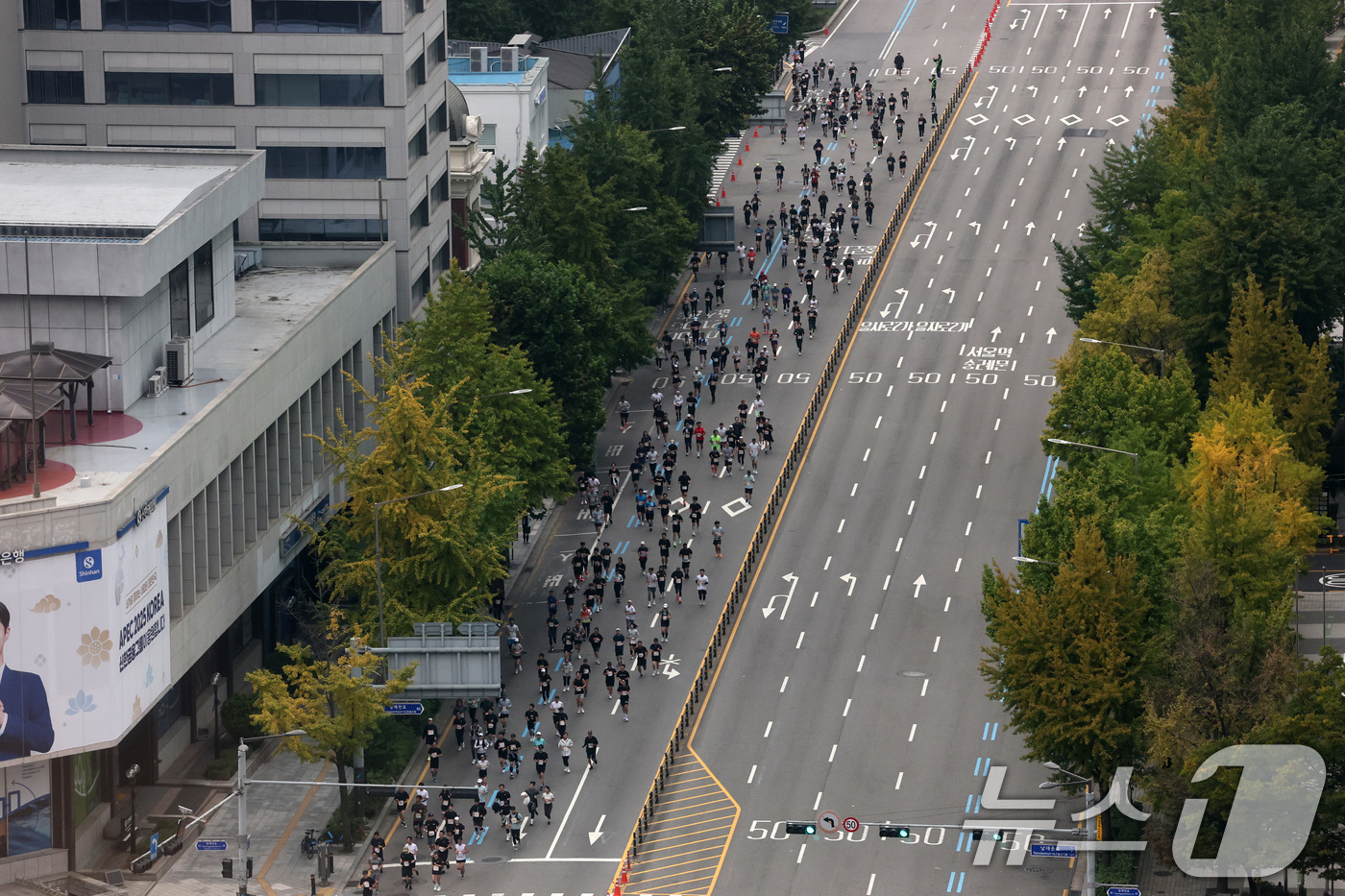 (서울=뉴스1) 박세연 기자 = 26일 서울 중구 남대문로에서 '2025 아시아 오픈 마라톤' 참가자들이 힘차게 달리고 있다.이번대회는 광화문광장을 출발해 하프와 10km 두부문으 …