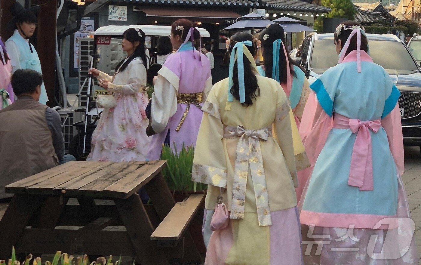 본문 이미지 - 오는 27일부터 11월 1일까지 열리는 ‘2025 아시아태평양경제협력체(APEC) 정상회의’를 앞두고 세계유산 경주역사유적지구에 있는 황리단길이 APEC 참가자, 관광객들로 붐비고 있다. ⓒ News1 김대벽기자