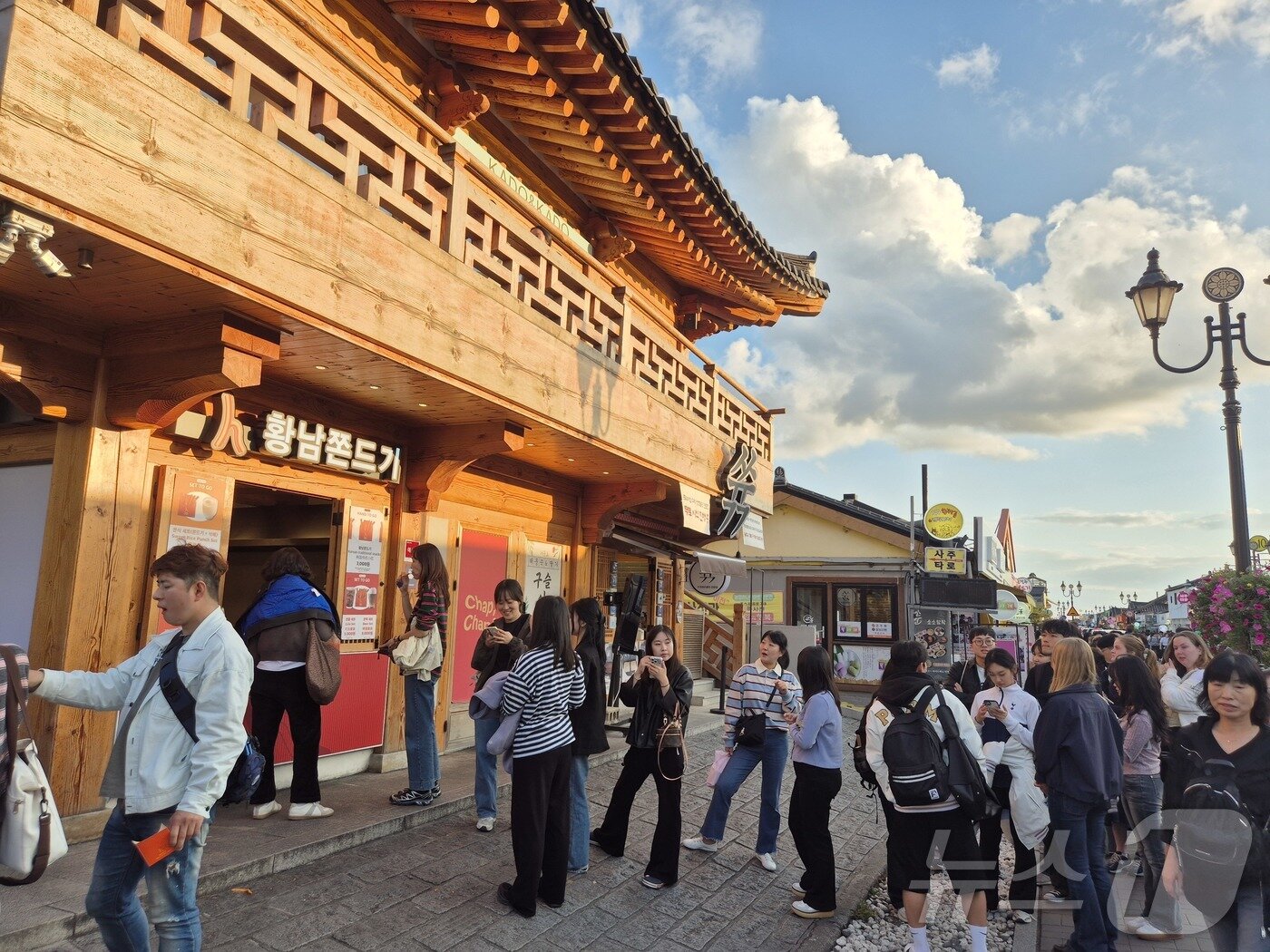 본문 이미지 - 2025 APEC 정상회의를 앞둔 26일 세계유산 경주역사유적지구에 있는 황리단길이 APEC 참가자와 관광객들로 붐비고 있다. 2025.10.26/뉴스1 ⓒ News1 김대벽기자