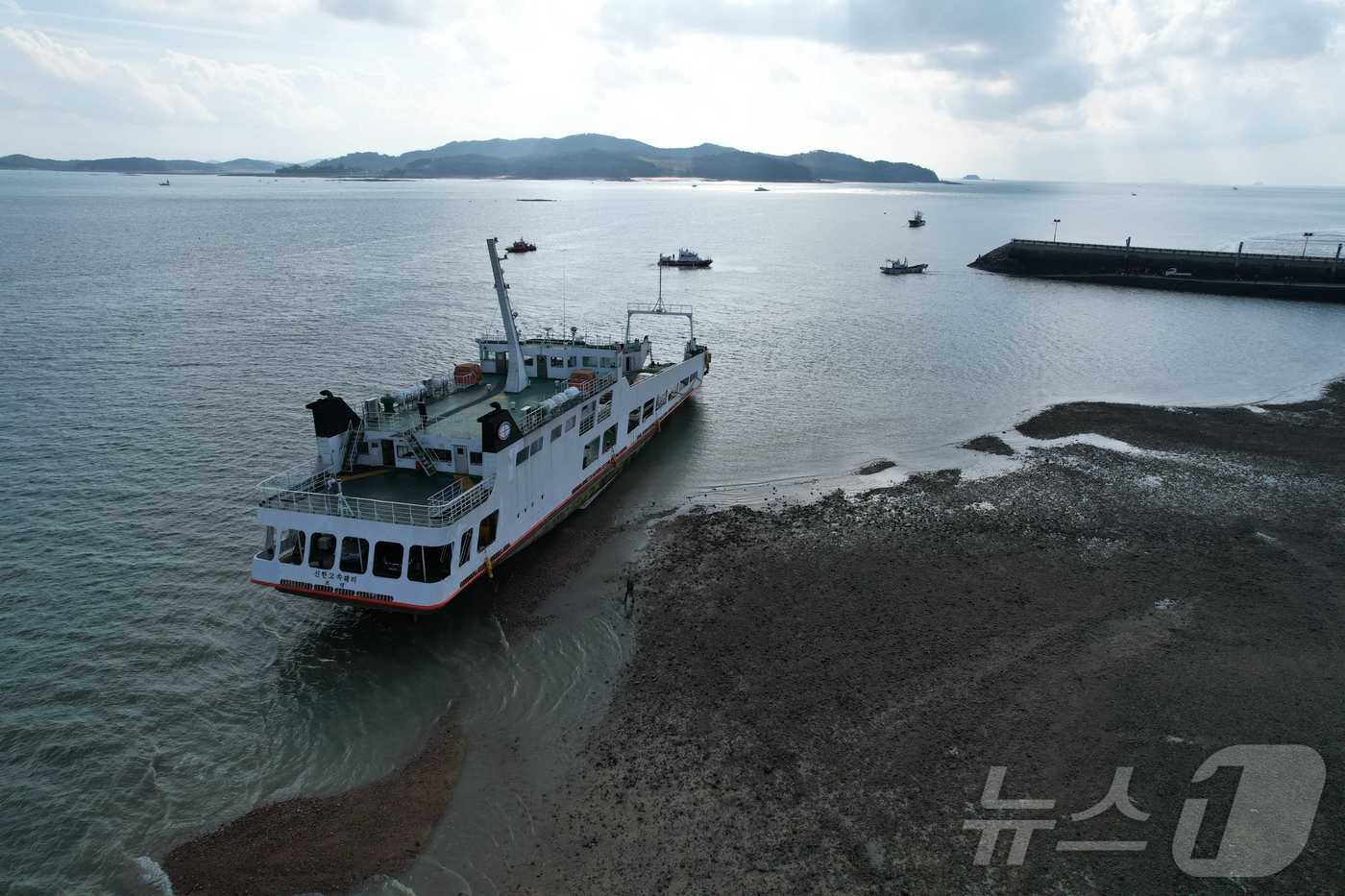 (보령=뉴스1) 김기태 기자 = 지난 25일 오전 9시17분께 충남 보령시 고대도 여객선 선착장 인근 해상에서 여객선이 좌주됐다. 승선원 30명은 보령해양경찰에 의해 구조됐다. ( …