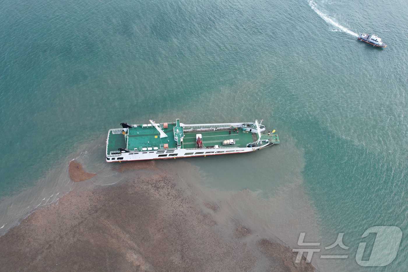 (보령=뉴스1) 김기태 기자 = 지난 25일 오전 9시17분께 충남 보령시 고대도 여객선 선착장 인근 해상에서 여객선이 좌주됐다. 승선원 30명은 보령해양경찰에 의해 구조됐다. ( …