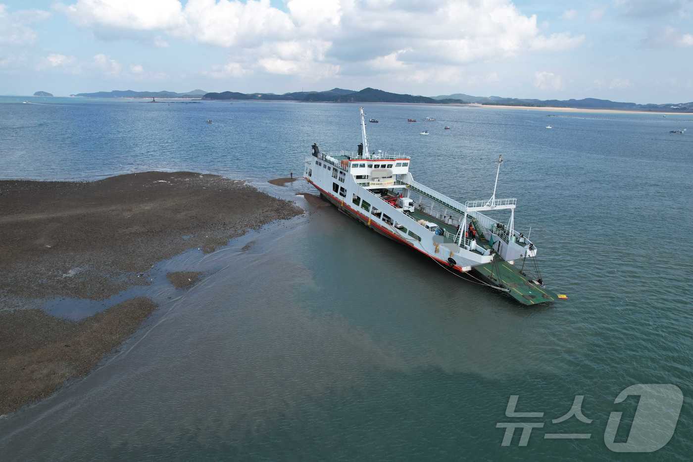 (보령=뉴스1) 김기태 기자 = 지난 25일 오전 9시17분께 충남 보령시 고대도 여객선 선착장 인근 해상에서 여객선이 좌주됐다. 승선원 30명은 보령해양경찰에 의해 구조됐다. ( …