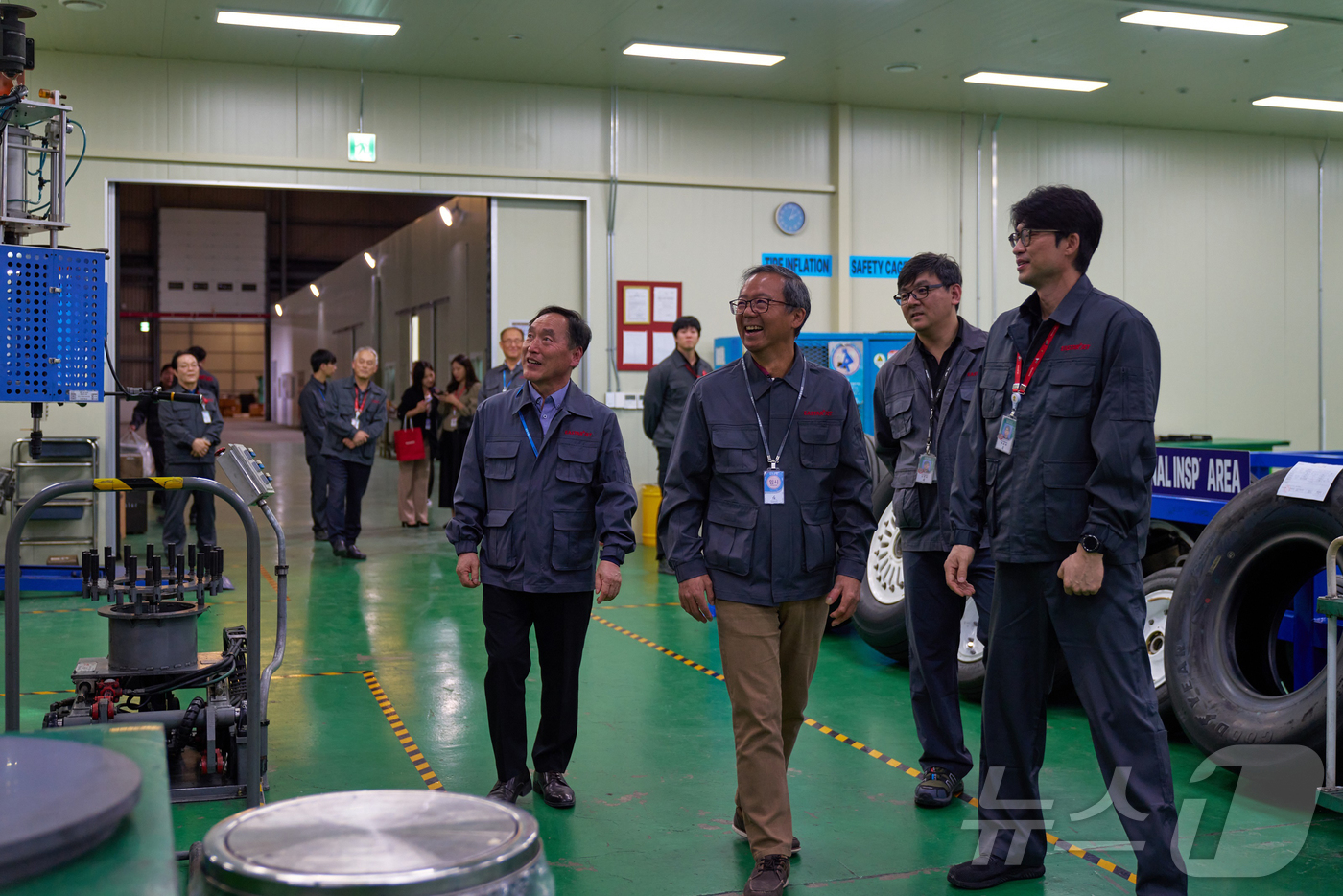 (서울=뉴스1) = 이스타항공이 김포국제공항에 통합정비센터를 신설했다고 26일 밝혔다. 사진은 조중석 대표와 이정 정비본부장 등 임직원들이 지난 24일 센터에서 열린 개소식에 참석 …