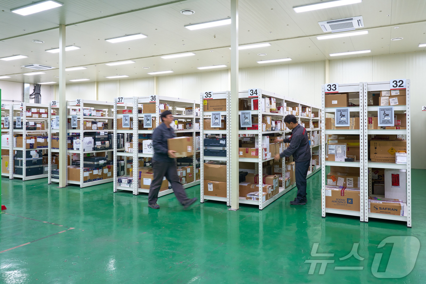 (서울=뉴스1) = 이스타항공이 김포국제공항에 통합정비센터를 신설했다고 26일 밝혔다. 사진은 이스타항공 정비사가 신설된 통합정비센터에서 항공기 부품을 정리하는 모습.이스타항공은 …