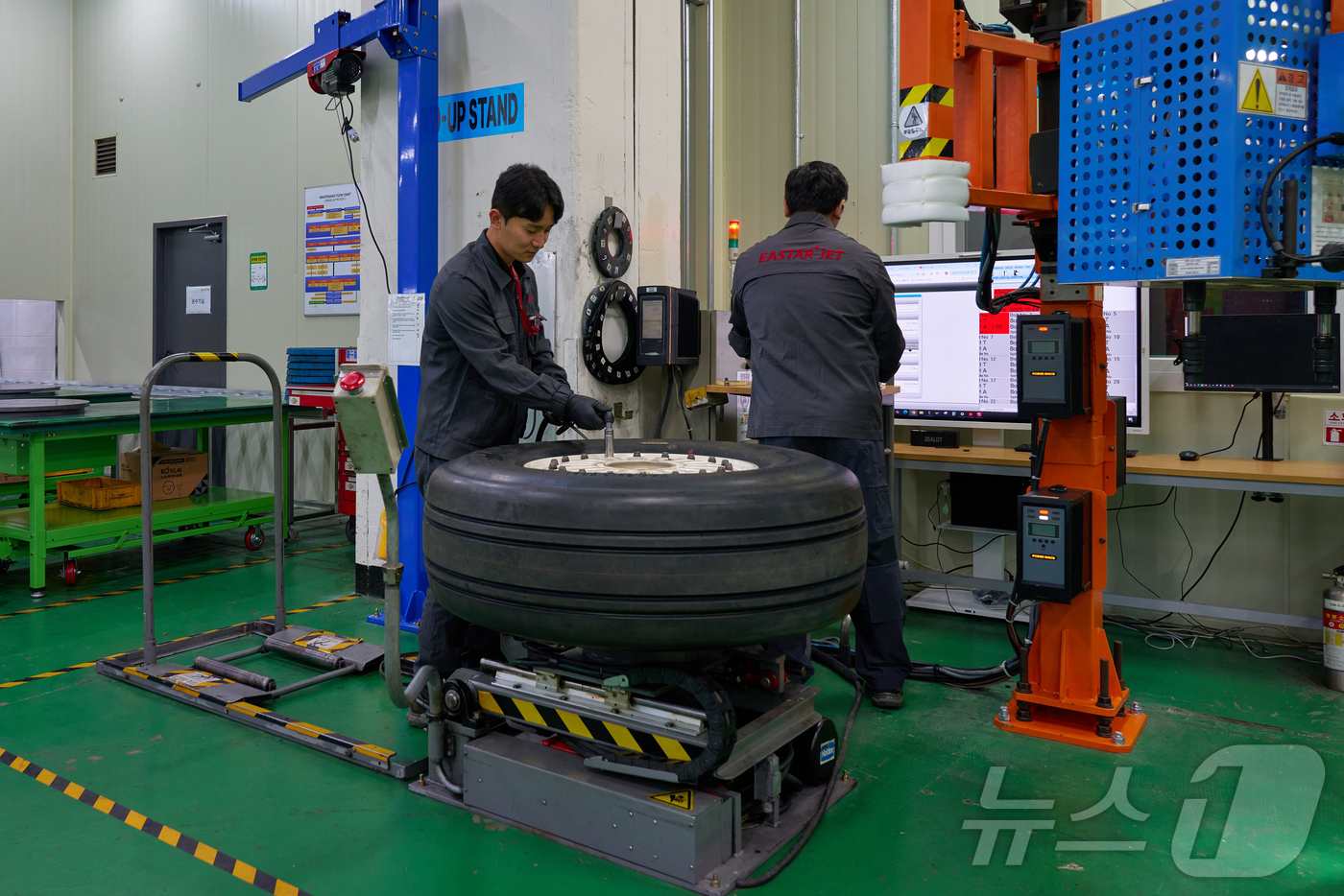 (서울=뉴스1) = 이스타항공이 김포국제공항에 통합정비센터를 신설했다고 26일 밝혔다. 사진은 이스타항공 정비사가 신설된 통합정비센터에서 타이어 정비 작업을 진행하는 모습.이스타항 …