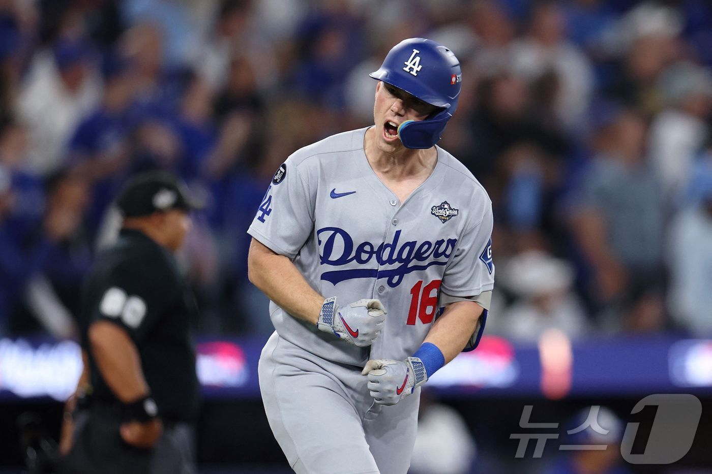 본문 이미지 - LA 다저스 윌 스미스가 26일(한국시간) 열린 토론토 블루제이스와 2025 메이저리그(MLB) 월드시리즈 2차전에서 7회초 결승 솔로포를 터뜨린 뒤 기뻐하고 있다. ⓒ AFP=뉴스1