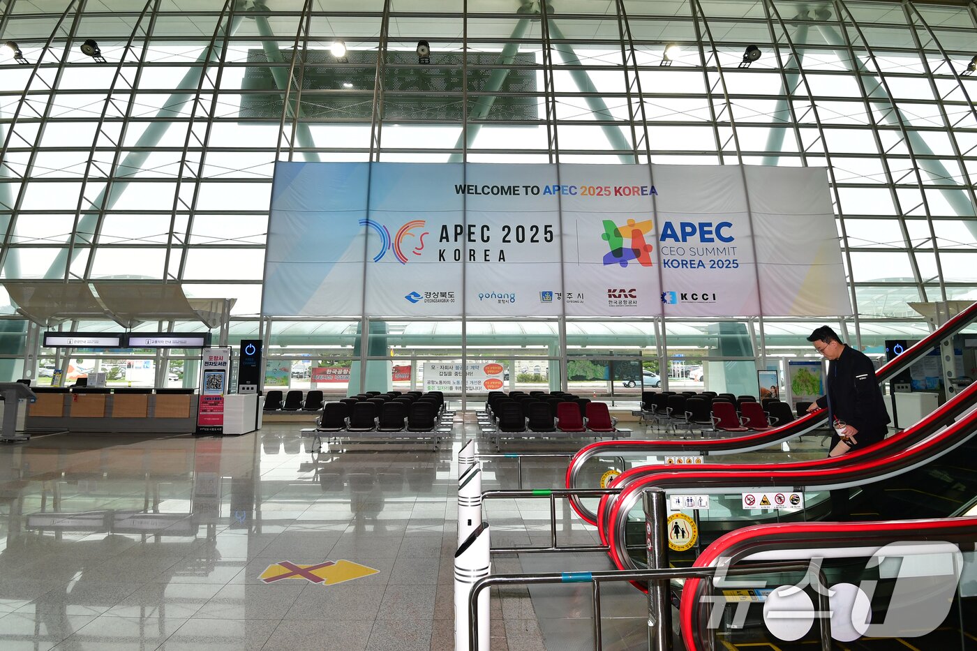 본문 이미지 - 26일 경북 포항경주공항 청사에 'APEC 2025 정상회의' 에 참석하는 글로벌 CEO 등을 환영하는 대형 현수막과 조형물이 설치돼 있다. 글로벌 CEO들은 28일부터 순차적으로 입국할 예정이다. 2025.10.26/뉴스1 ⓒ News1 최창호 기자