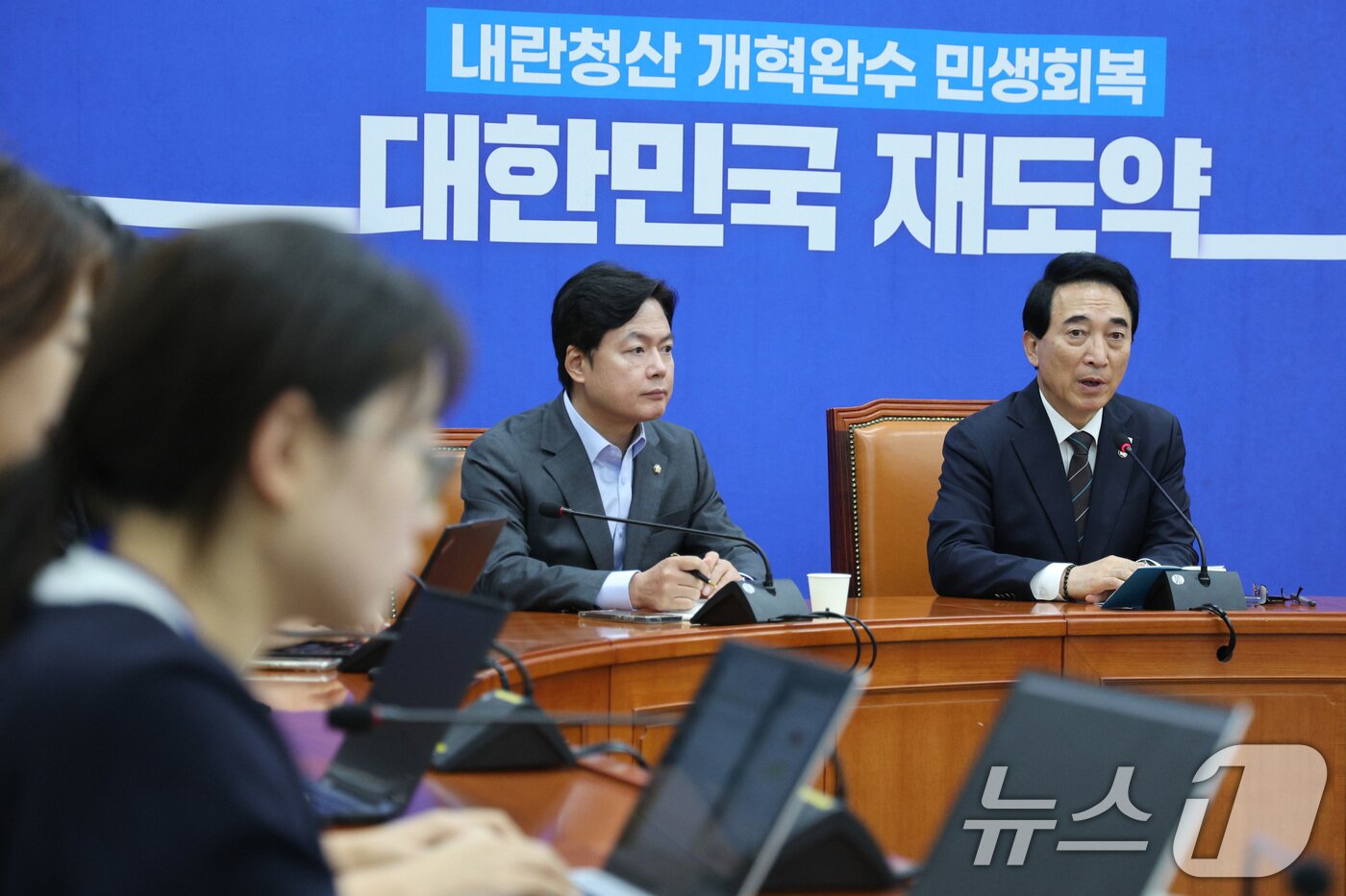 본문 이미지 - 박수현 더불어민주당 수석대변인이 26일 서울 여의도 국회에서 현안 관련 기자간담회를 하고 있다. 2025.10.26/뉴스1 ⓒ News1 신웅수 기자