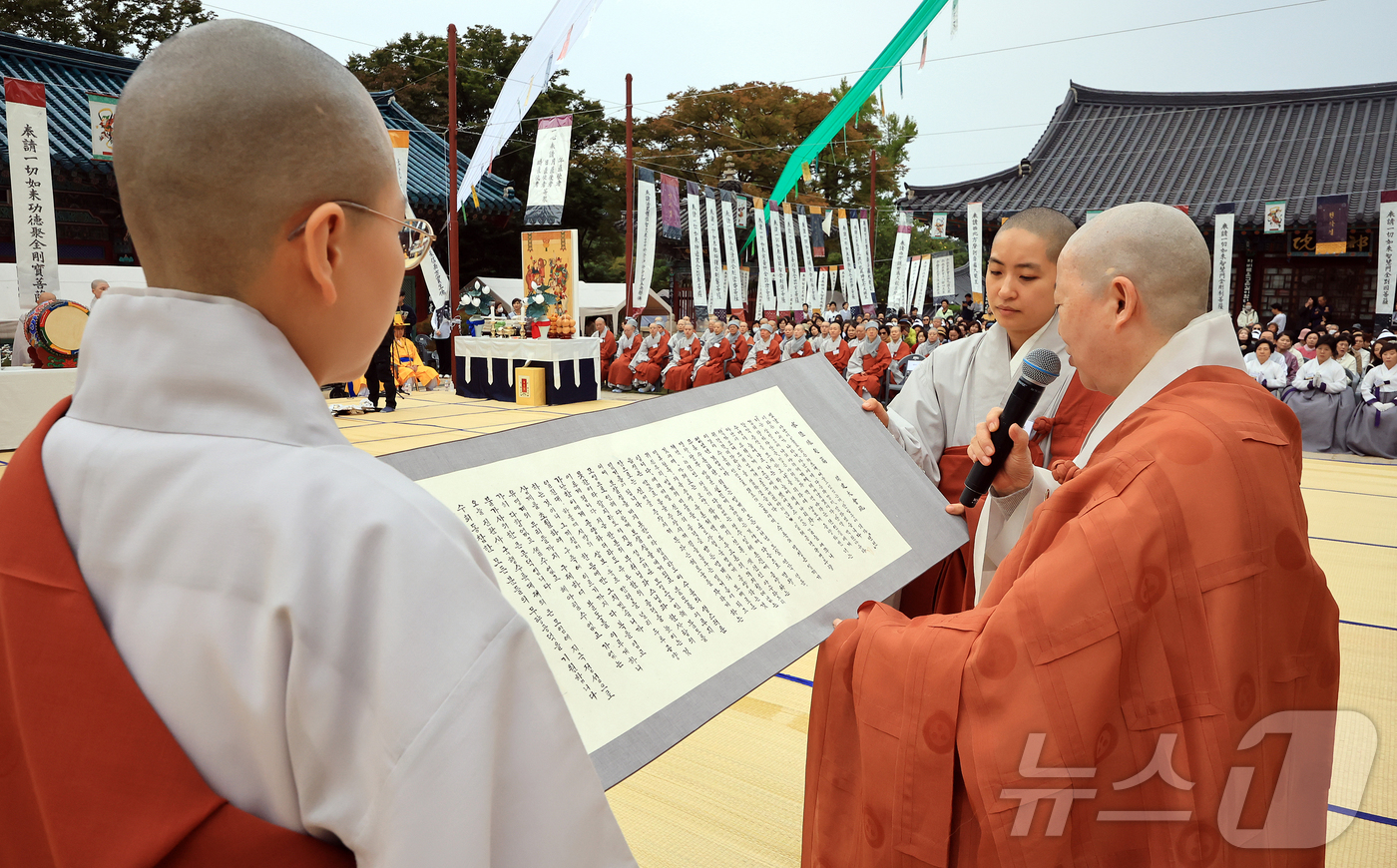 (서울=뉴스1) 김진환 기자 = 26일 오전 서울 은평구 진관사에서 국행수륙재가 봉행되고 있다.국가무형유산으로 600여 년의 역사를 이어온 진관사 국행수륙재는 나라를 위해 헌신한 …