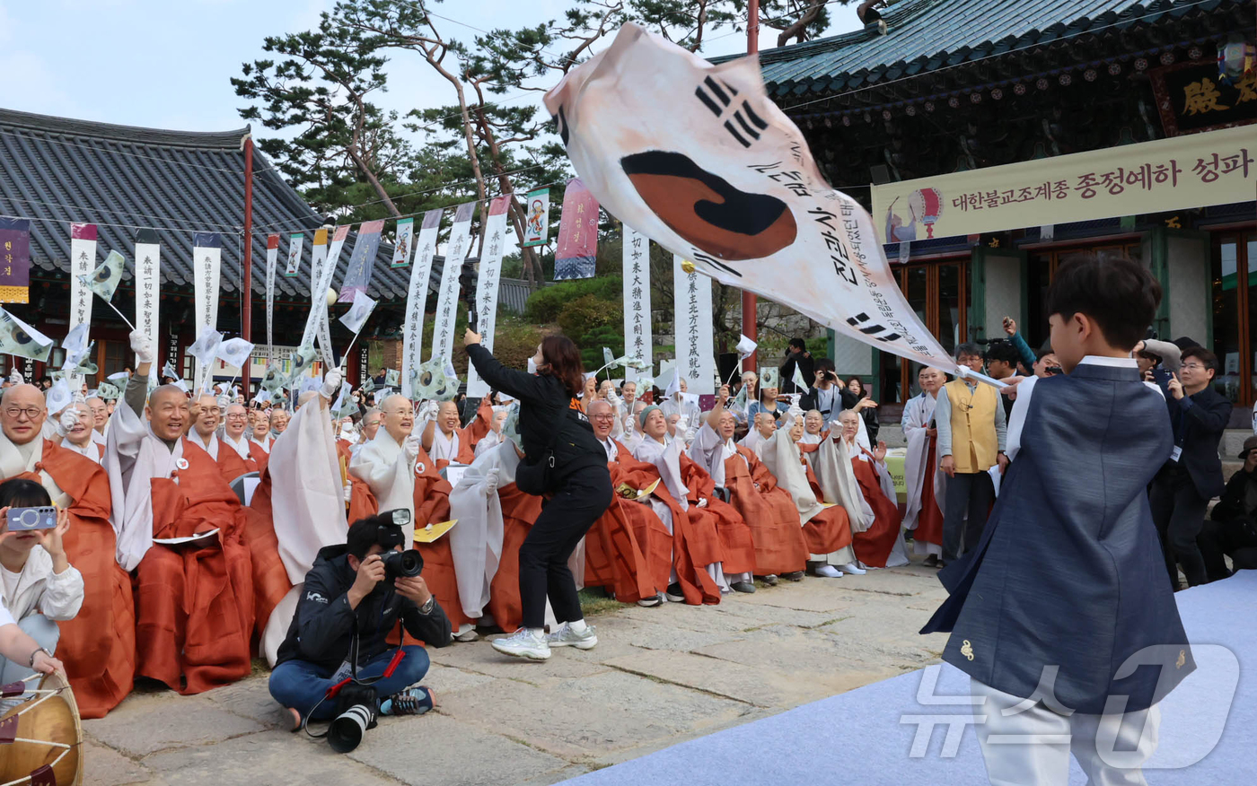 (서울=뉴스1) 김진환 기자 = 광복 80주년을 맞아 지난 25일 서울 은평구 진관사는  국행수륙재 개건 627주년 기념 ‘2025년 진관사 수륙재’ 회향식을 봉행했다. 수륙재는 …