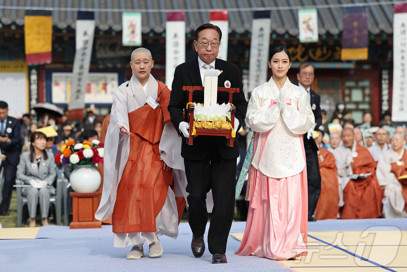 (서울=뉴스1) 김진환 기자 = 광복 80주년을 맞아 대한불교조계종 진관사가 지난 25일 수륙재 개건 627주년 기념 ‘2025년 진관사 수륙재’ 회향식을 봉행한 가운데 비구니 김 …