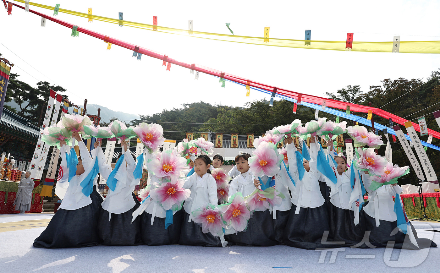 (서울=뉴스1) 김진환 기자 = 광복 80주년을 맞아 지난 25일 서울 은평구 진관사에서 열린 국행수륙재 개건 627주년 기념 ‘2025년 진관사 수륙재’ 회향식이 봉행된 가운데 …