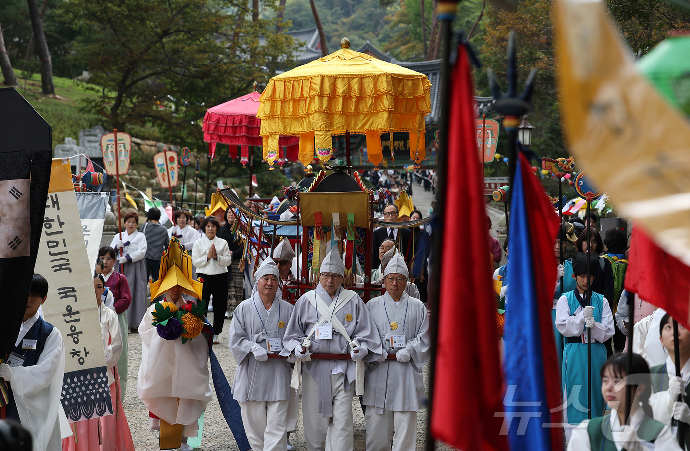 (서울=뉴스1) 김진환 기자 = 광복 80주년을 맞아 대한불교조계종 진관사는 지난 25일 수륙재 개건 627주년 기념 ‘2025년 진관사 수륙재’ 회향식을 봉행했다.수륙재는 지난 …