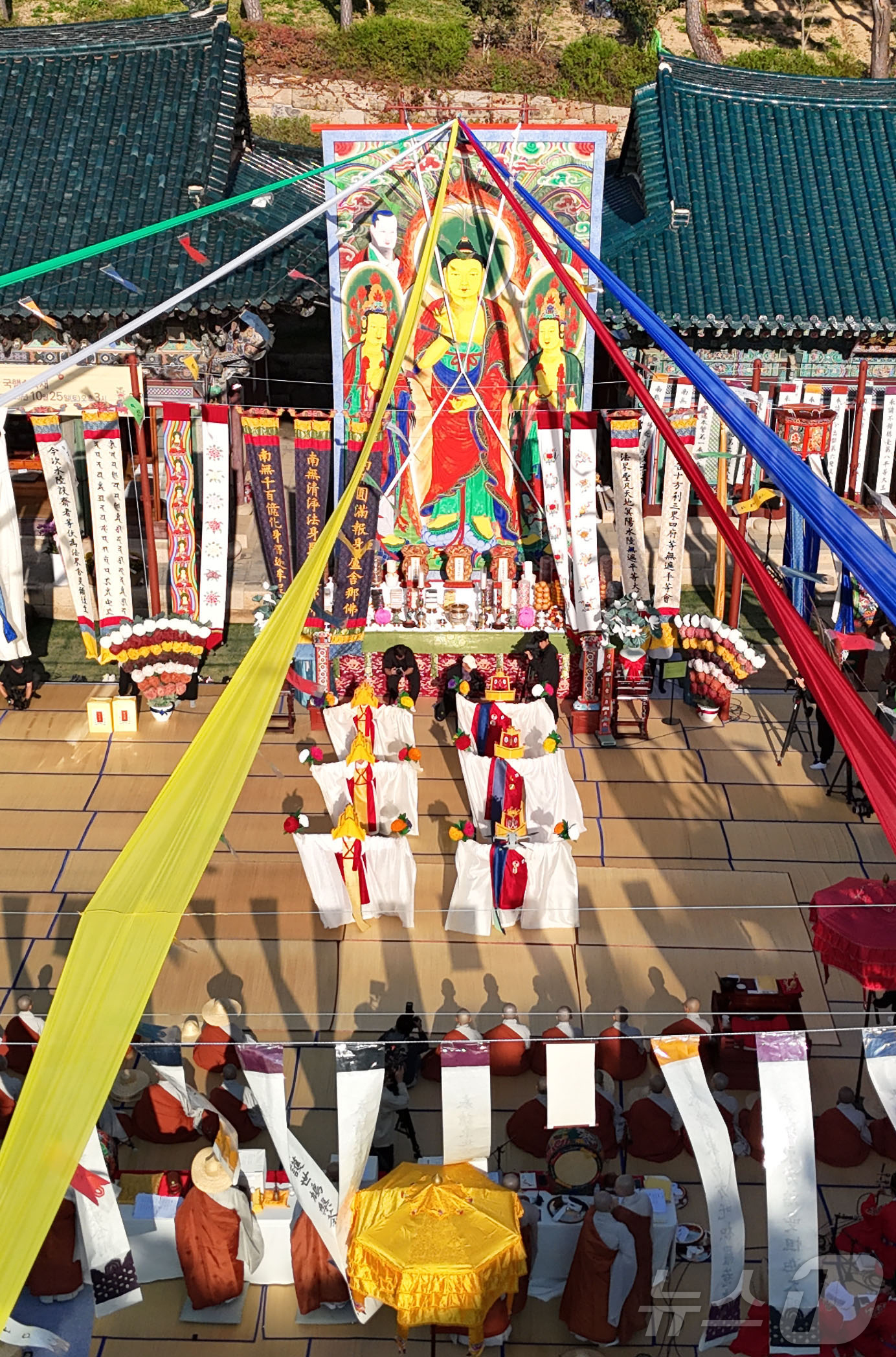 (서울=뉴스1) 김진환 기자 = 광복 80주년을 맞아 지난 25일 서울 은평구 진관사는  국행수륙재 개건 627주년 기념 ‘2025년 진관사 수륙재’ 회향식을 봉행했다. 수륙재는 …