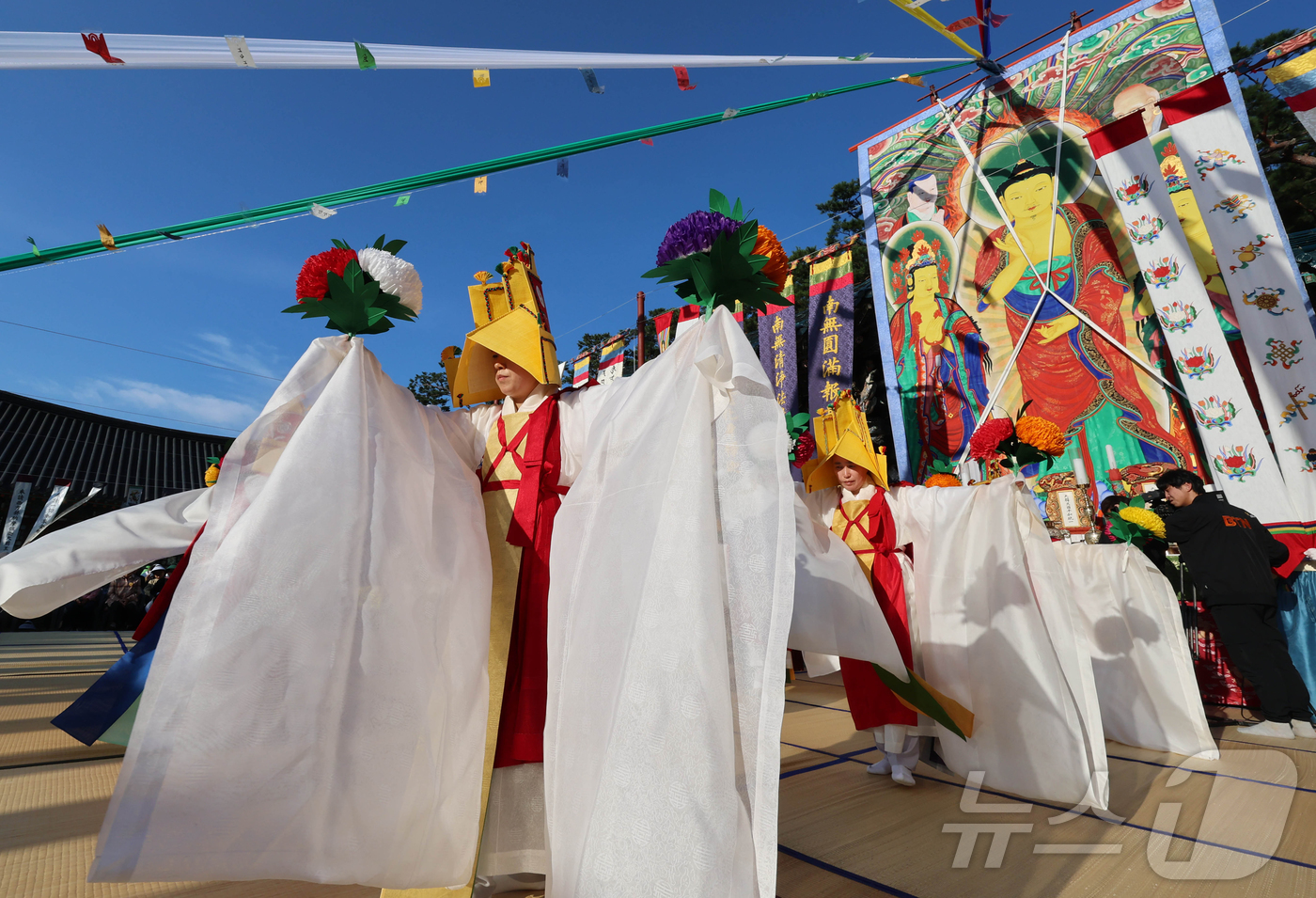 (서울=뉴스1) 김진환 기자 = 광복 80주년을 맞아 지난 25일 서울 은평구 진관사는  국행수륙재 개건 627주년 기념 ‘2025년 진관사 수륙재’ 회향식을 봉행했다. 수륙재는 …