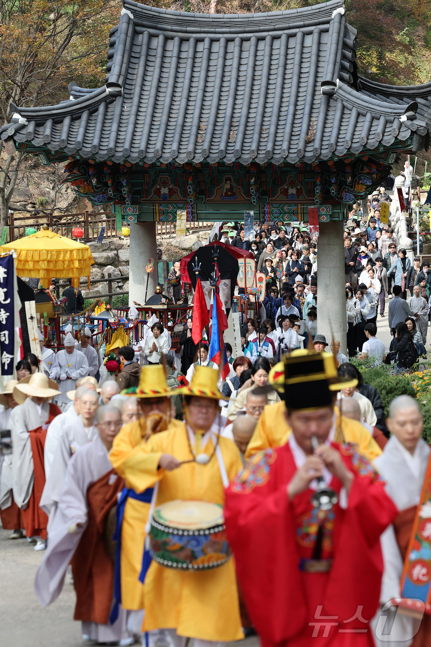 (서울=뉴스1) 김진환 기자 = 광복 80주년을 맞아 대한불교조계종 진관사는 지난 25일 수륙재 개건 627주년 기념 ‘2025년 진관사 수륙재’ 회향식을 봉행했다. 수륙재는 지난 …