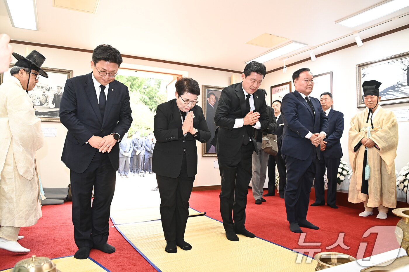본문 이미지 - 26일 구미 생가서 열린 ‘제46주년 박정희 대통령 서거 추모제 및 추도식’에서 국민의힘 강명구, 임이자, 구자근 의원과 김재원 최고위원 &#40;왼쪽부터&#41; 이 헌화하고 있다. &#40;구미시 제공. 재판매 및 DB금지&#41;/뉴스1 ⓒ News1 정우용 기자
