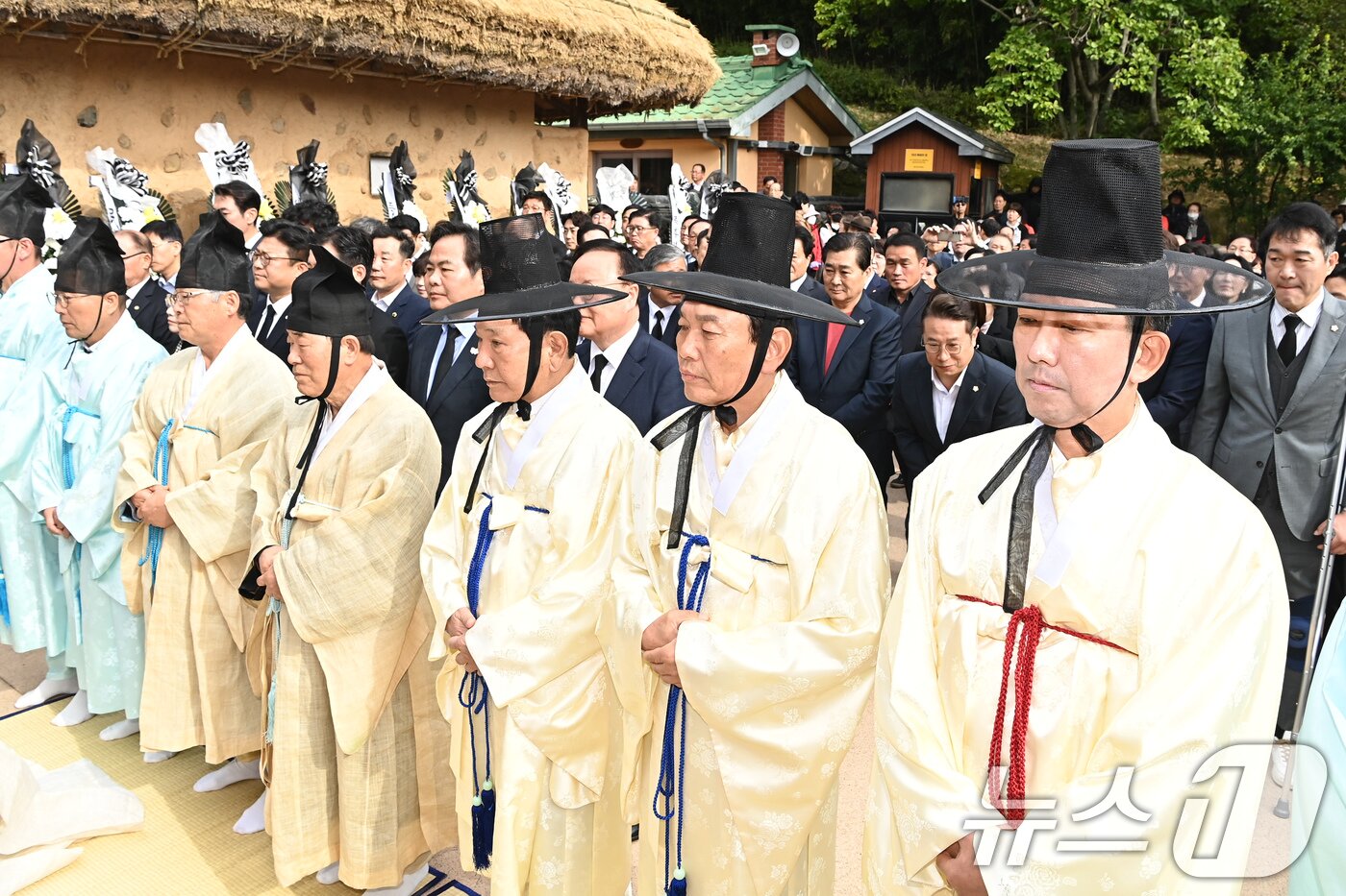 본문 이미지 - 26일 구미 생가서 열린 ‘제46주년 박정희 대통령 서거 추모제 및 추도식’. &#40;구미시 제공. 재판매 및 DB금지&#41;/뉴스1 ⓒ News1 정우용 기자