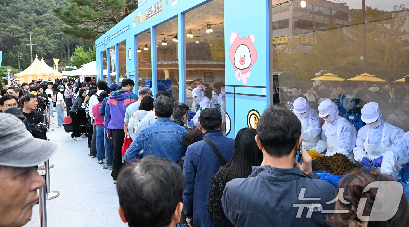 (김천=뉴스1) 정우용 기자 = 휴일인 26일 김천 사명대사공원과 직지문화공원 등에서 개막한 김천김밥축제를 찾은 방문객들이 김밥을 사기 위해 장사진을 이루고 있다. (김천시 제공. …