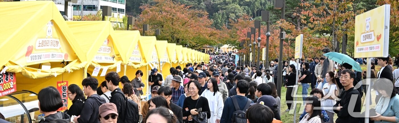 본문 이미지 - 휴일인 26일 김천 사명대사공원과 직지문화공원 등에서 열린 김천김밥축제를 찾은 방문객들이 김밥을 사기 위해 장사진을 이루고 있다. (김천시 제공. 재판매 및 DB금지)/뉴스1