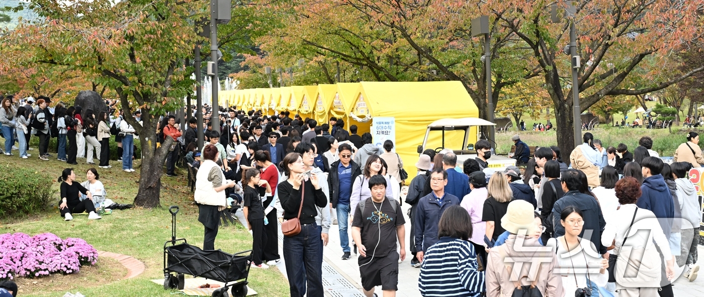 (김천=뉴스1) 정우용 기자 = 휴일인 26일 김천 사명대사공원과 직지문화공원 등에서 개막한 김천김밥축제를 찾은 방문객들이 김밥을 사기 위해 장사진을 이루고 있다. (김천시 제공. …