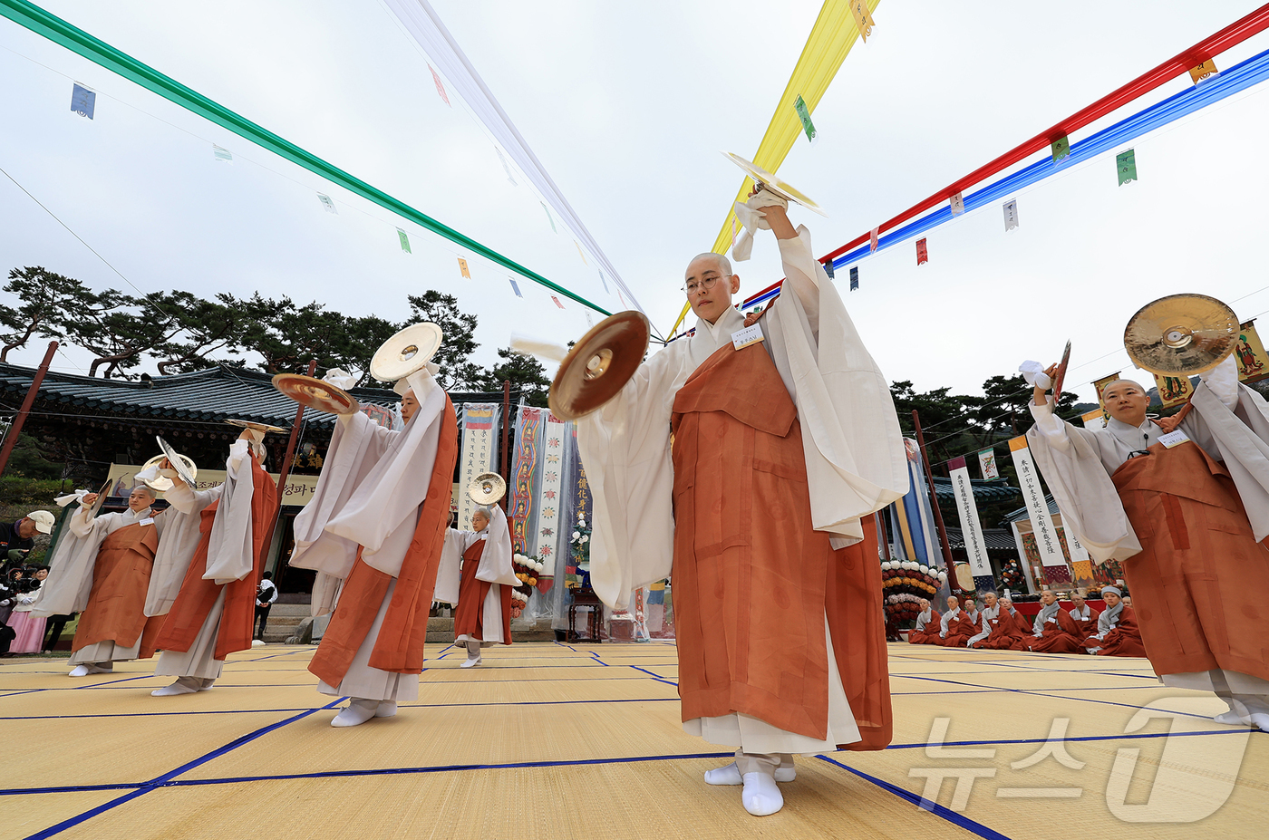 (서울=뉴스1) 김진환 기자 = 광복 80주년을 맞아 26일 서울 은평구 진관사는  국행수륙재 개건 627주년 기념 ‘2025년 진관사 수륙재’ 회향식을 봉행했다.수륙재는 지난 7 …