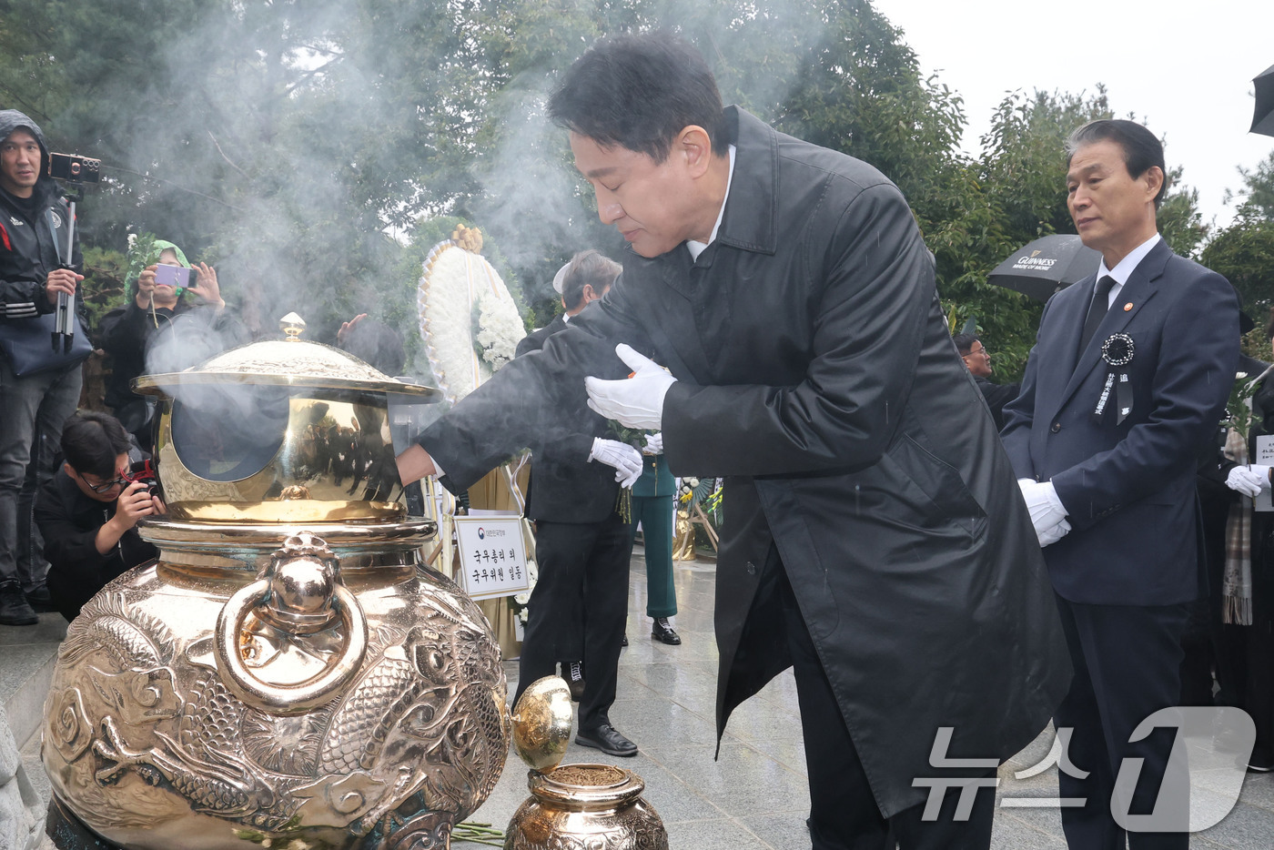 (서울=뉴스1) 이광호 기자 = 오세훈 서울시장이 26일 서울 동작구 국립서울현충원에서 열린 박정희 전 대통령 서거 46주기 추모식에 참석해 박 전 대통령 묘소에서 분향하고 있다. …