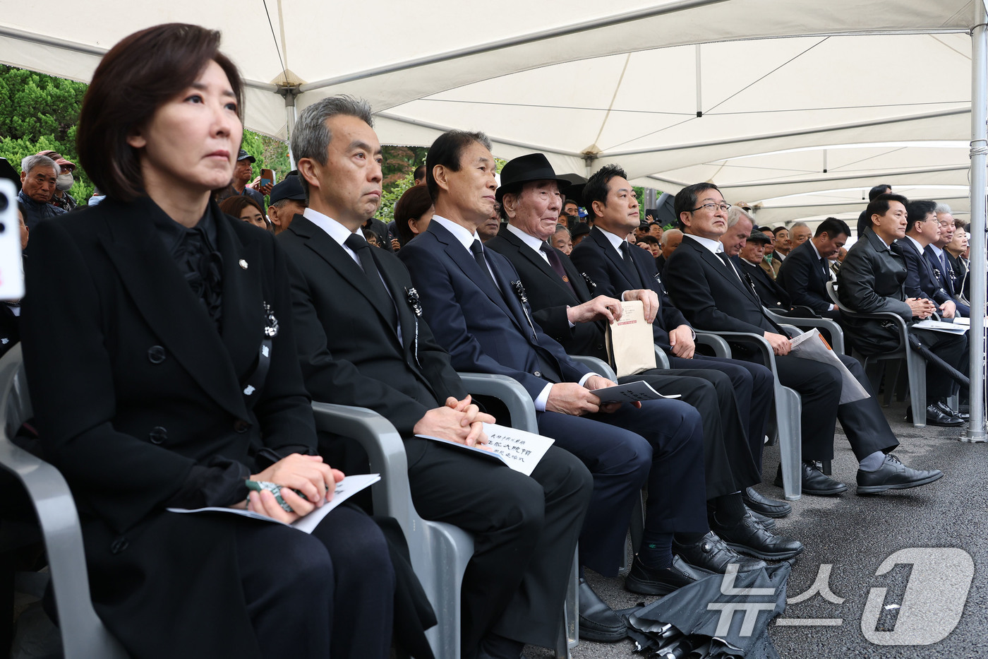 (서울=뉴스1) 이광호 기자 = 26일 서울 동작구 국립서울현충원에서 열린 박정희 전 대통령 서거 46주기 추모식에서 장동혁 국민의힘 대표를 비롯한 참석자들이 영상을 시청하고 있다 …