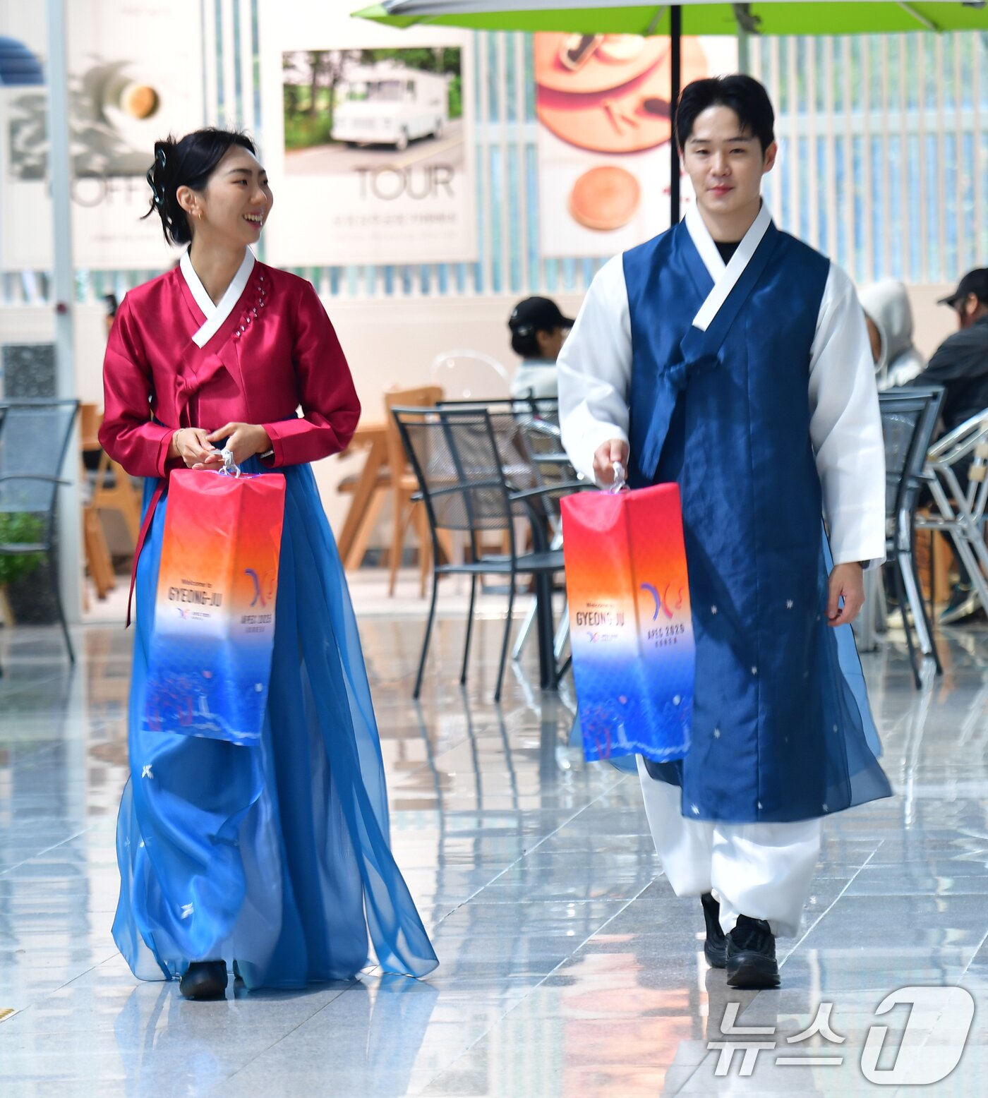 본문 이미지 - 26일 경북 포항경주공항 로비에서 청사초롱을 든 &#39;APEC 2025 정상회의 축하 서포터즈&#39;들이 손님 맞이를 하고 있다. 2025.10.26/뉴스1 ⓒ News1 최창호 기자