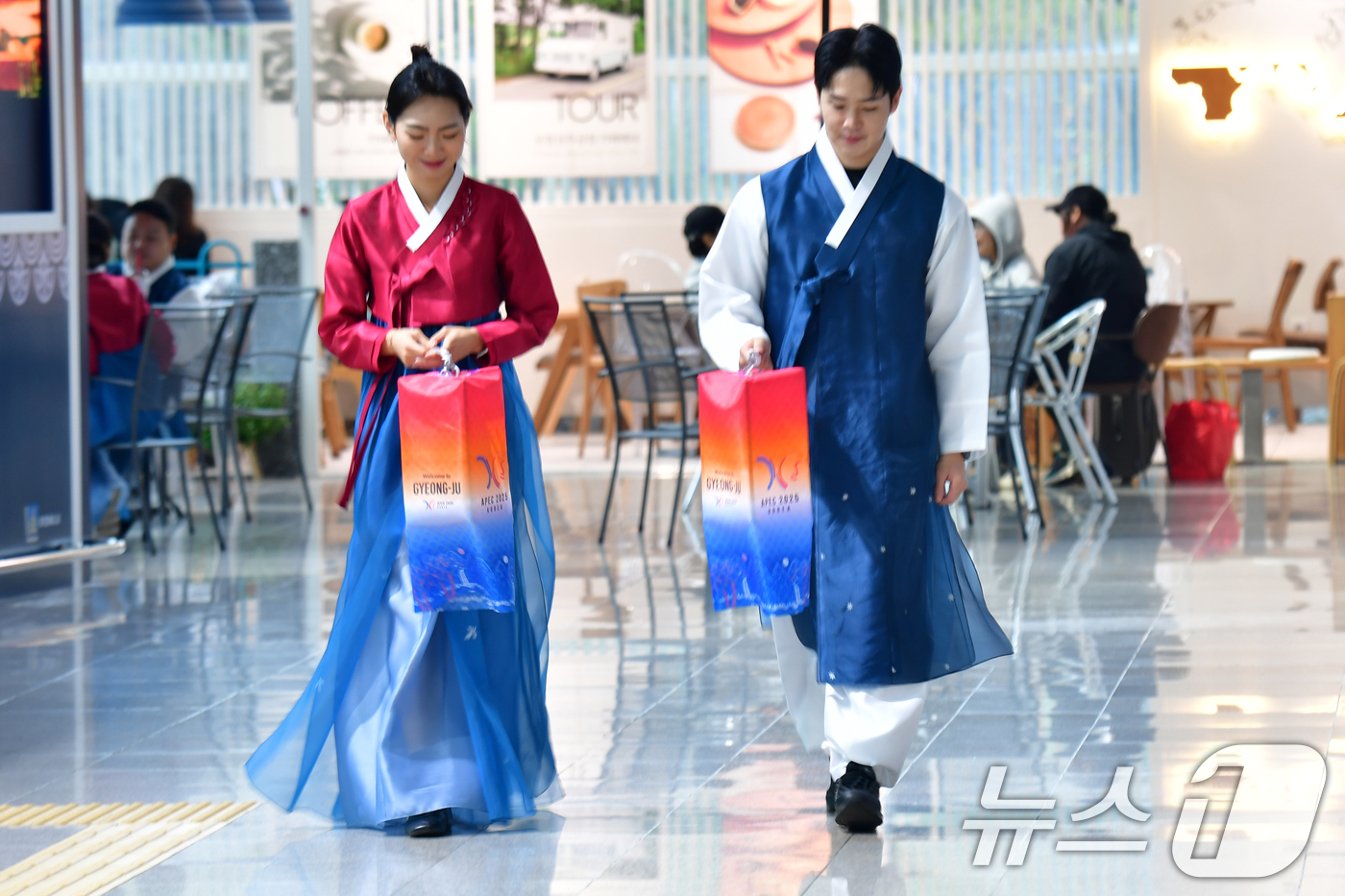 (포항=뉴스1) 최창호 기자 = 26일 경북 포항경주공항 로비에서 청사초롱을 든 'APEC 2025 정상회의 축하 서포터즈'들이 손님 맞이를 하고 있다. 2025.10.26/뉴스1 …