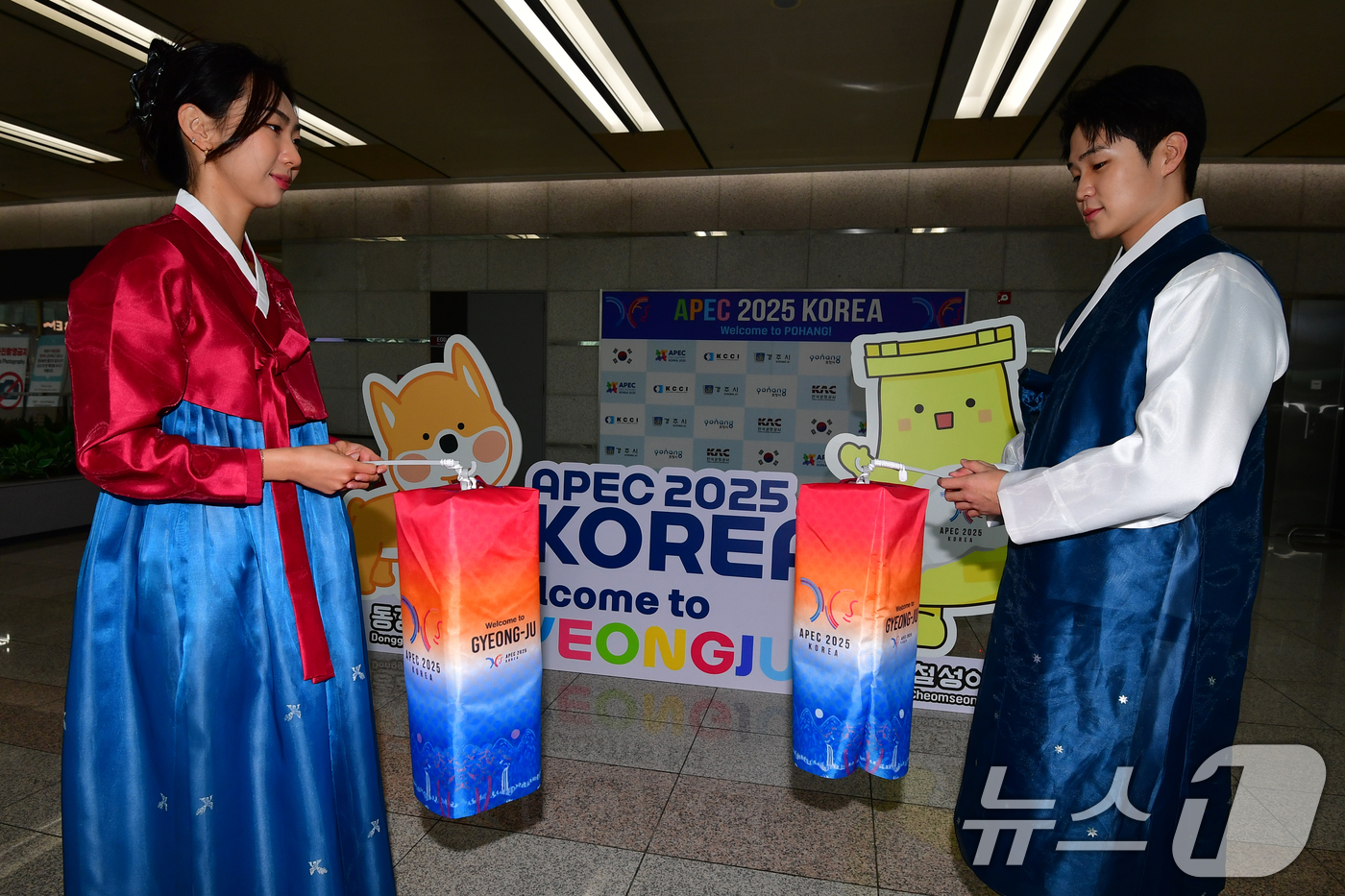 (포항=뉴스1) 최창호 기자 = 26일 경북 포항경주공항 로비에서 청사초롱을 든 'APEC 2025 정상회의 축하 서포터즈'들이 손님 맞이를 하고 있다. 2025.10.26/뉴스1 …