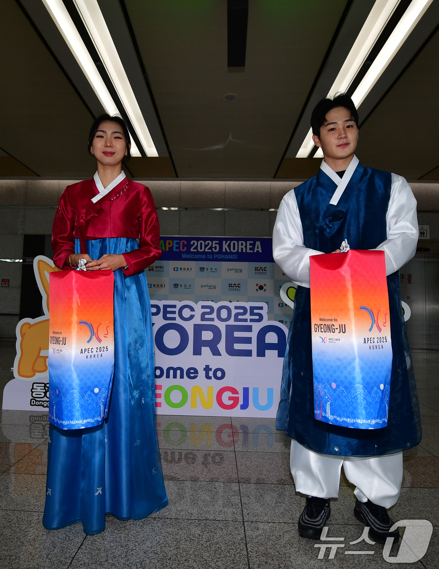 (포항=뉴스1) 최창호 기자 = 26일 경북 포항경주공항 로비에서 청서초롱을 든 'APEC 2025 정상회의 축하 서포터즈'들이 손님 맞이를 하고 있다. 2025.10.26/뉴스1 …