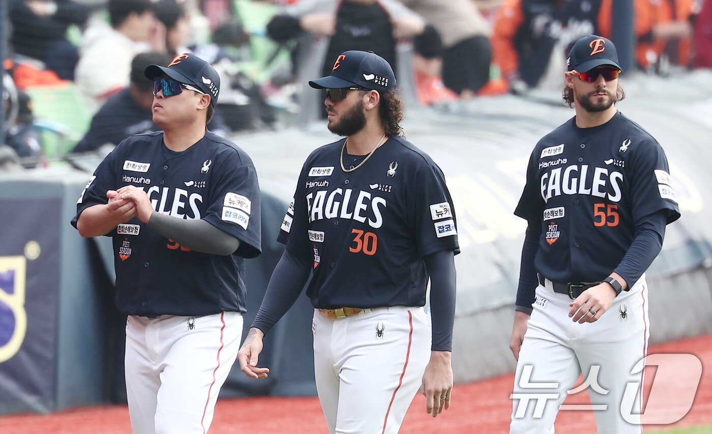 본문 이미지 - 26일 서울 잠실야구장에서 열린 프로야구 2025 신한 SOL뱅크 KBO 포스트시즌 한국시리즈 1차전 한화 이글스와 LG 트윈스의 경기, 한화 류현진, 폰세, 와이스가 더그아웃으로 향하고 있다. 2025.10.26/뉴스1 ⓒ News1 김성진 기자