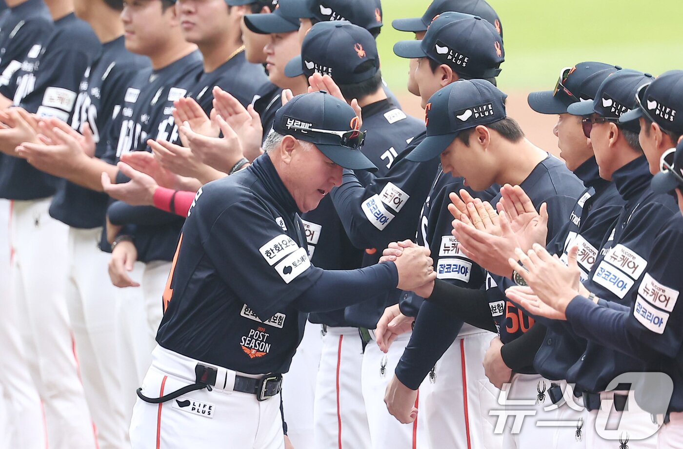 본문 이미지 - 26일 서울 잠실야구장에서 열린 프로야구 2025 신한 SOL뱅크 KBO 포스트시즌 한국시리즈 1차전 한화 이글스와 LG 트윈스의 경기, 한화 김경문 감독이 하이파이브를 하며 입장하고 있다. 2025.10.26/뉴스1 ⓒ News1 김성진 기자