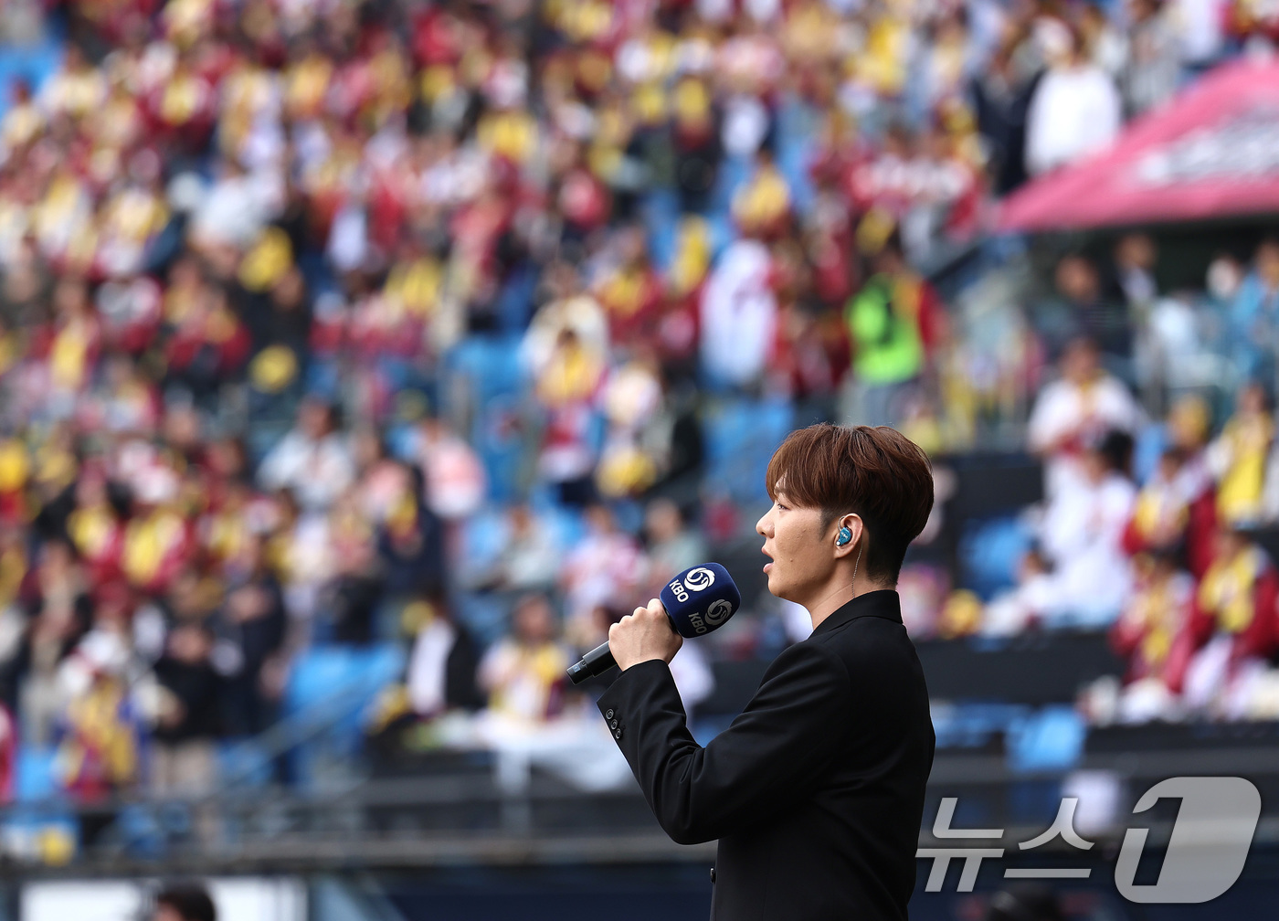 (서울=뉴스1) 구윤성 기자 = 26일 오후 서울 송파구 잠실야구장에서 열린 프로야구 2025 신한 SOL뱅크 KBO 포스트시즌 한국시리즈 1차전 한화 이글스와 LG 트윈스의 경기 …