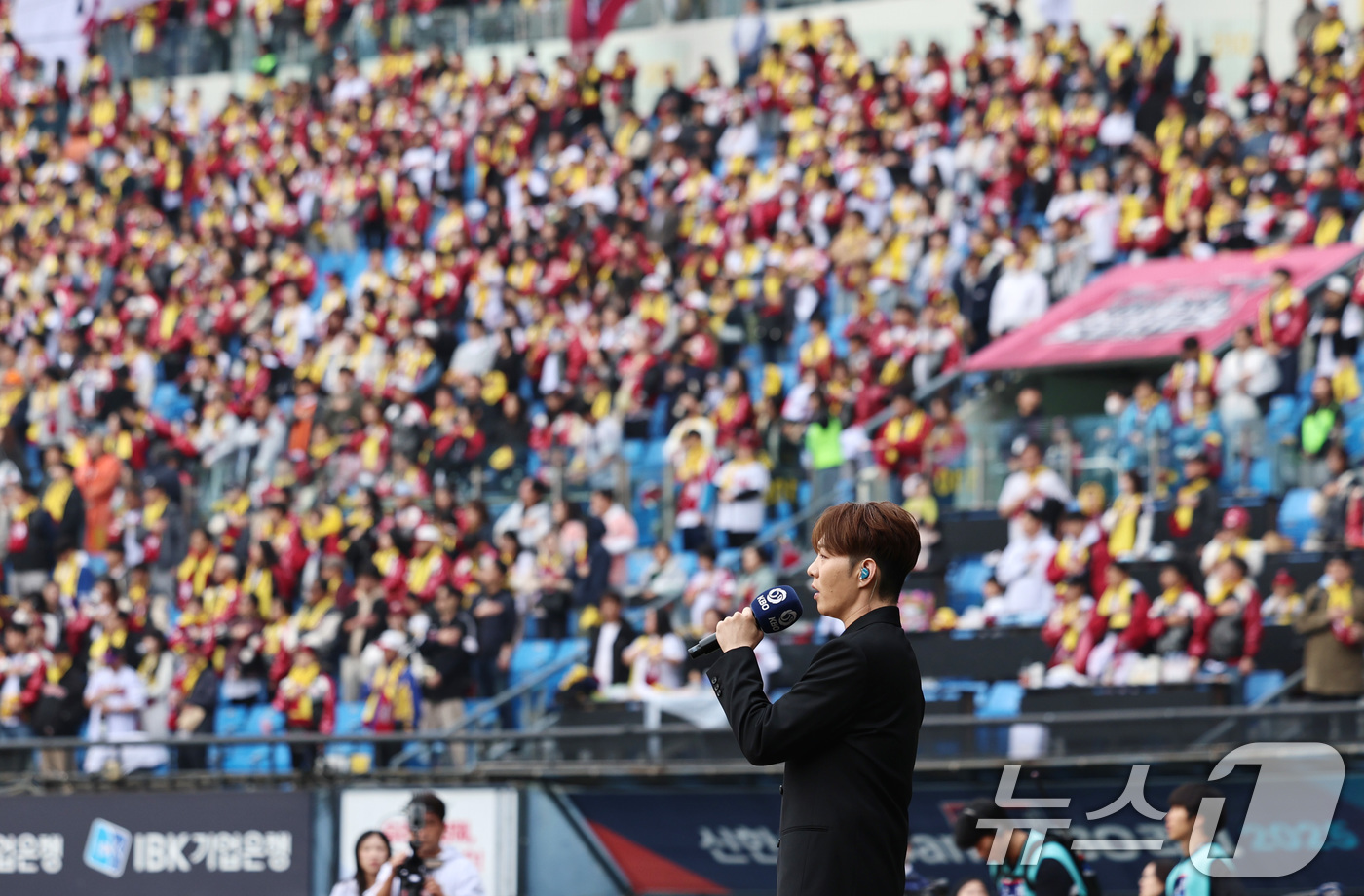 (서울=뉴스1) 구윤성 기자 = 26일 오후 서울 송파구 잠실야구장에서 열린 프로야구 2025 신한 SOL뱅크 KBO 포스트시즌 한국시리즈 1차전 한화 이글스와 LG 트윈스의 경기 …