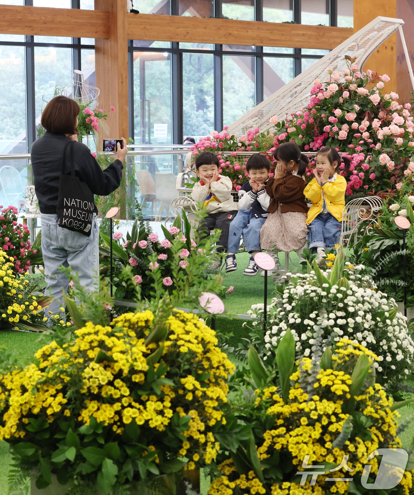 본문 이미지 - 26일 경기 수원시 영통구 영흥수목원에서 열린 ‘제12회 장미·국화 생생전시회’에서 아이들이 다양한 국화와 장미를 보며 가을 정취를 느끼고 있다. 2025.10.26/뉴스1 ⓒ News1 김영운 기자