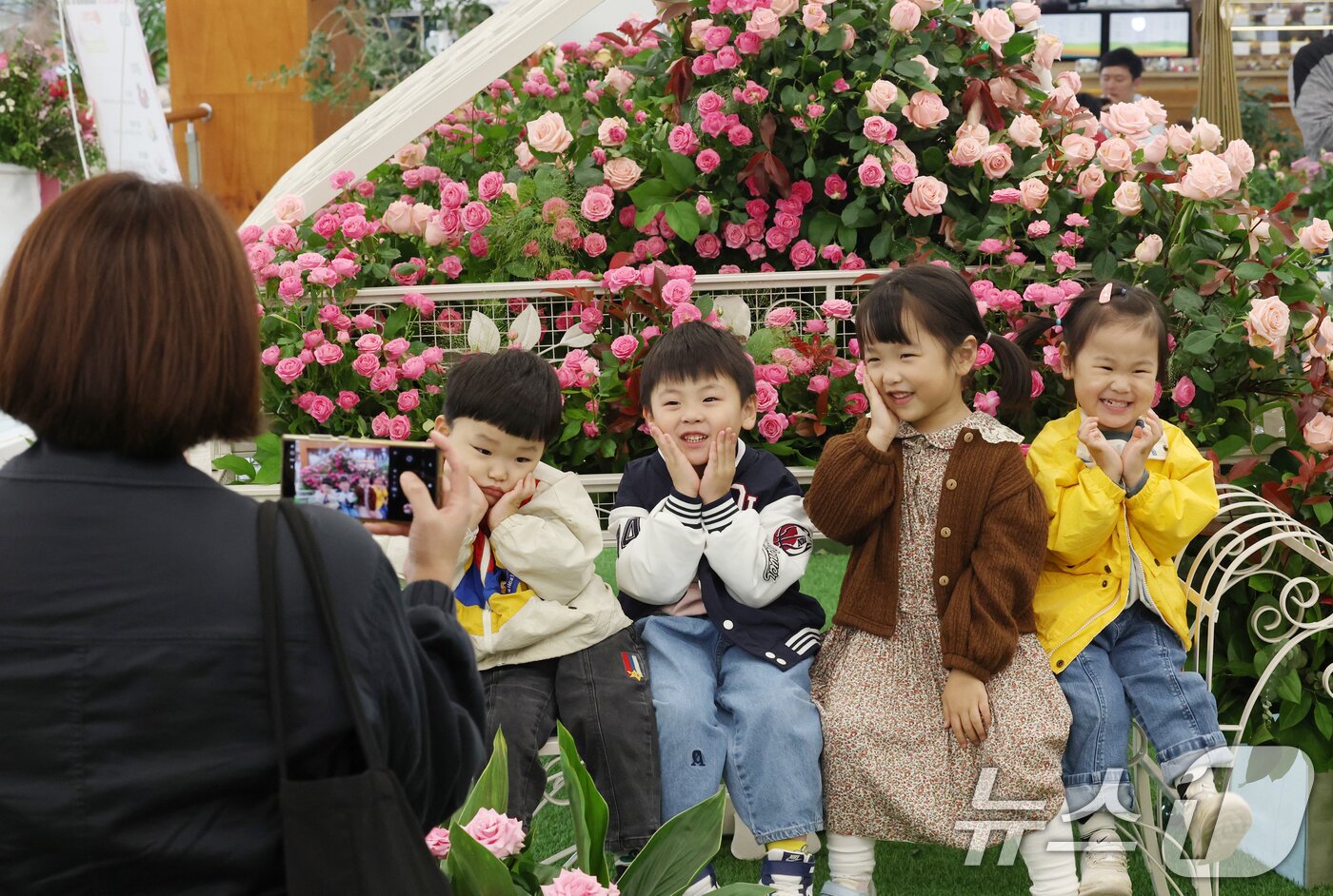 본문 이미지 - 26일 경기 수원시 영통구 영흥수목원에서 열린 ‘제12회 장미·국화 생생전시회’에서 아이들이 다양한 국화와 장미를 보며 가을 정취를 느끼고 있다. 2025.10.26/뉴스1 ⓒ News1 김영운 기자