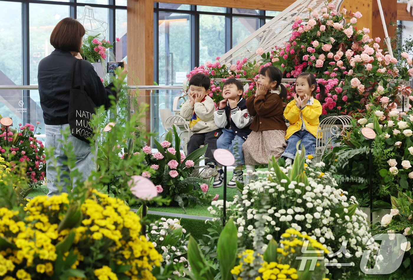 본문 이미지 - 26일 경기 수원시 영통구 영흥수목원에서 열린 ‘제12회 장미·국화 생생전시회’에서 아이들이 다양한 국화와 장미를 보며 가을 정취를 느끼고 있다. 2025.10.26/뉴스1 ⓒ News1 김영운 기자