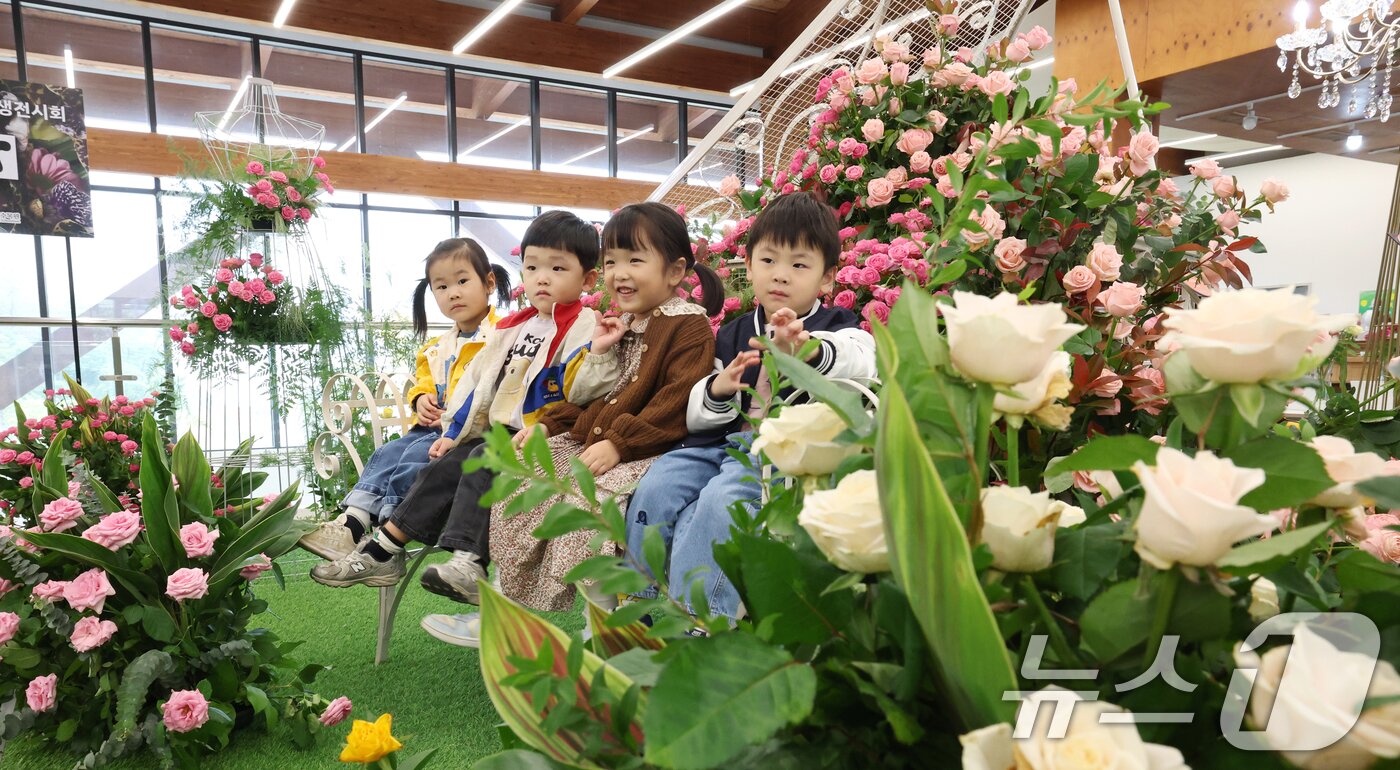 본문 이미지 - 26일 경기 수원시 영통구 영흥수목원에서 열린 ‘제12회 장미·국화 생생전시회’에서 아이들이 다양한 국화와 장미를 보며 가을 정취를 느끼고 있다. 2025.10.26/뉴스1 ⓒ News1 김영운 기자