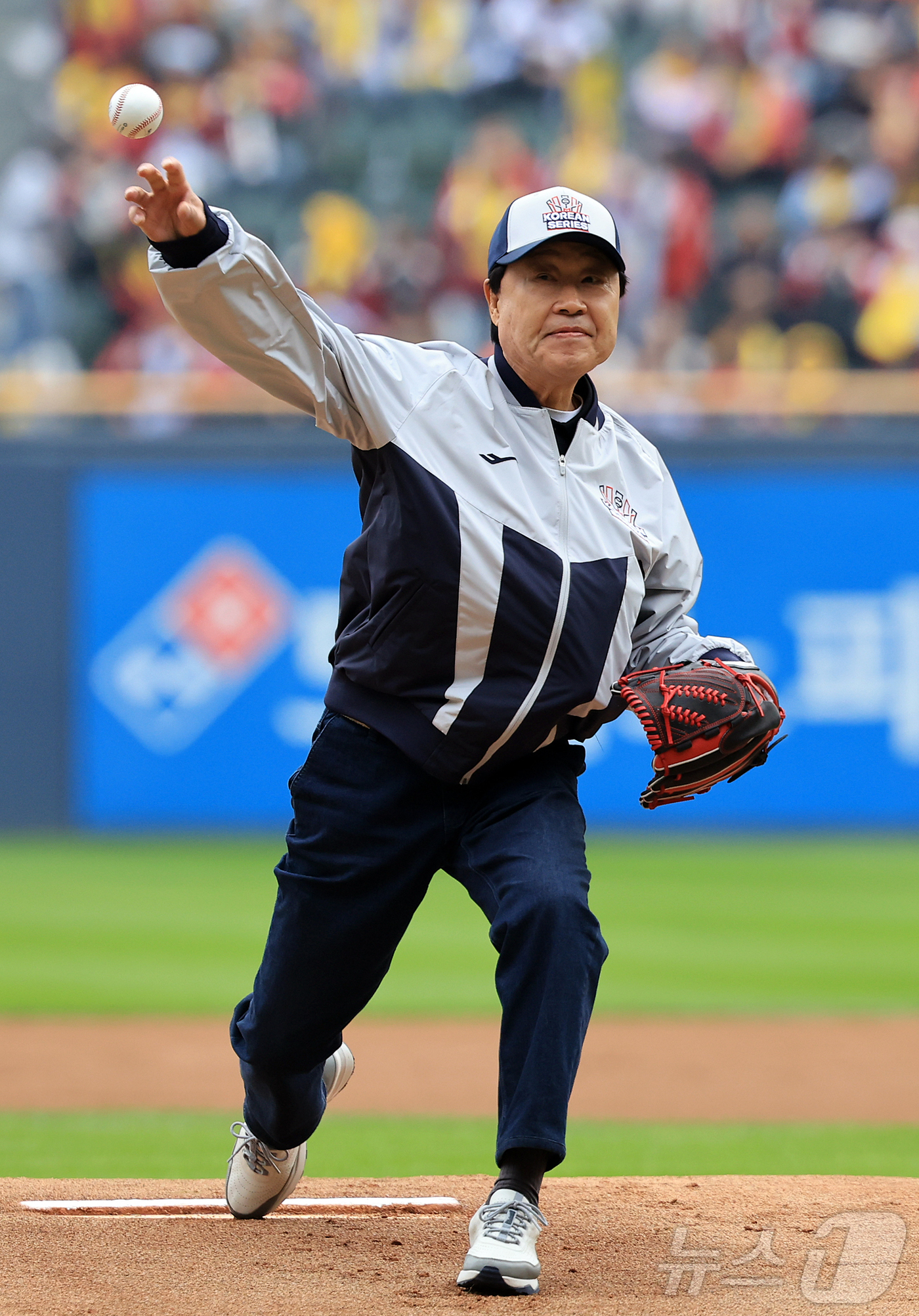 (서울=뉴스1) 김진환 기자 = 26일 서울 잠실야구장에서 열린 프로야구 2025 신한 SOL뱅크 KBO 포스트시즌 한국시리즈 1차전 한화 이글스와 LG 트윈스의 경기를 앞두고 김 …