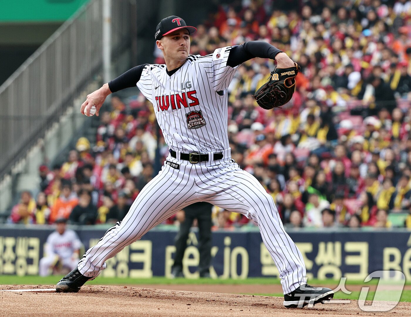 본문 이미지 - 26일 오후 서울 송파구 잠실야구장에서 열린 프로야구 2025 신한 SOL뱅크 KBO 포스트시즌 한국시리즈 1차전 한화 이글스와 LG 트윈스의 경기, LG 선발투수 톨허스트가 역투하고 있다. 2025.10.26/뉴스1 ⓒ News1 구윤성 기자