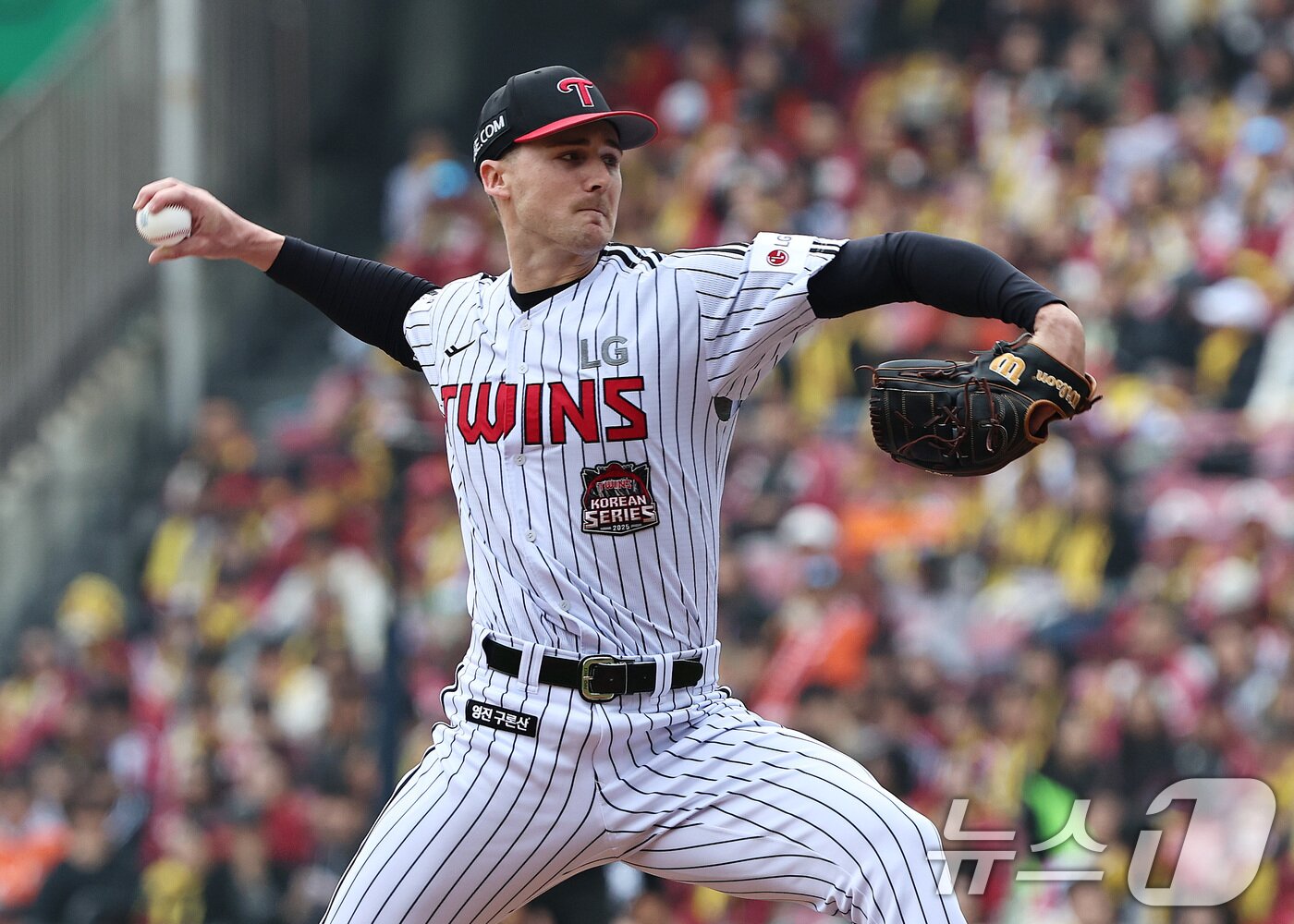 본문 이미지 - 26일 오후 서울 송파구 잠실야구장에서 열린 프로야구 2025 신한 SOL뱅크 KBO 포스트시즌 한국시리즈 1차전 한화 이글스와 LG 트윈스의 경기, LG 선발투수 톨허스트가 역투하고 있다. 2025.10.26/뉴스1 ⓒ News1 구윤성 기자