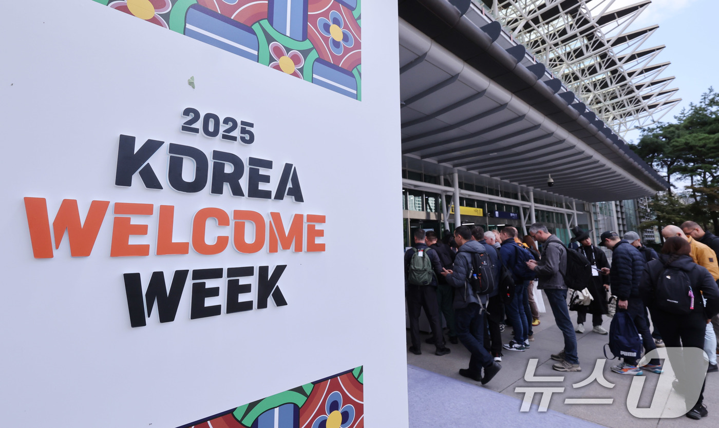 (경주=뉴스1) 박지혜 기자 = 2025 경주 아시아태평양경제협력체(APEC) 정상회의 주간 시작을 하루 앞둔 가운데 26일 경북 경주역에 도착한 외국인 방문객들이 문화체육관광부가 …