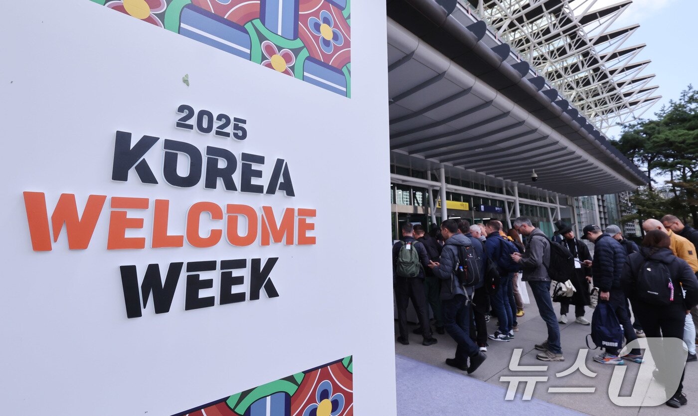 본문 이미지 - 2025 경주 아시아태평양경제협력체&#40;APEC&#41; 정상회의 주간 시작을 하루 앞둔 가운데 26일 경북 경주역에 도착한 외국인 방문객들이 문화체육관광부가 마련한 환영 부스에서 웰컴키트를 받고 있다. 2025.10.26/뉴스1 ⓒ News1 박지혜 기자